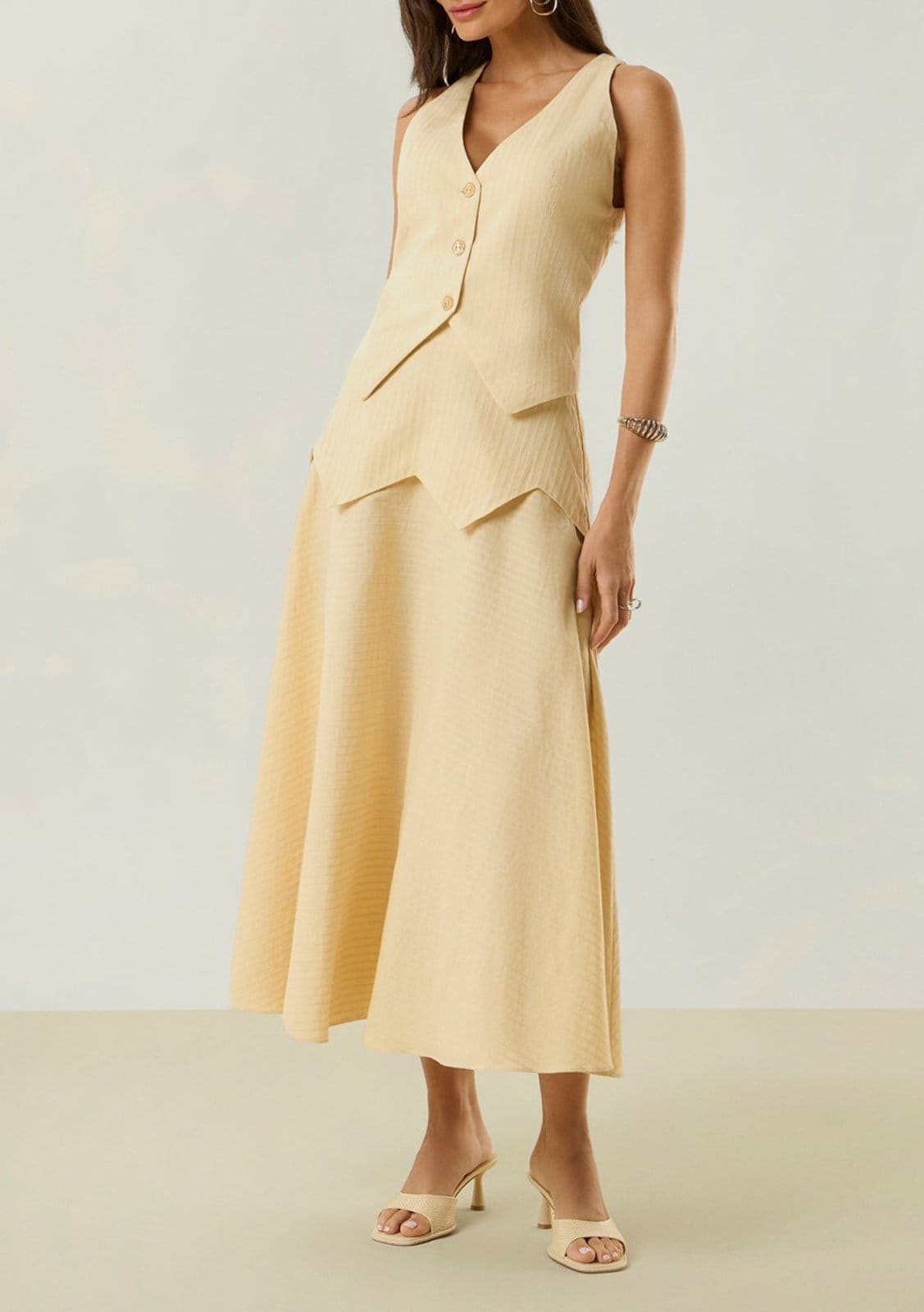 Vista 2 Saia Maria Valentina Evasê édia Midi Maria Valentina bege