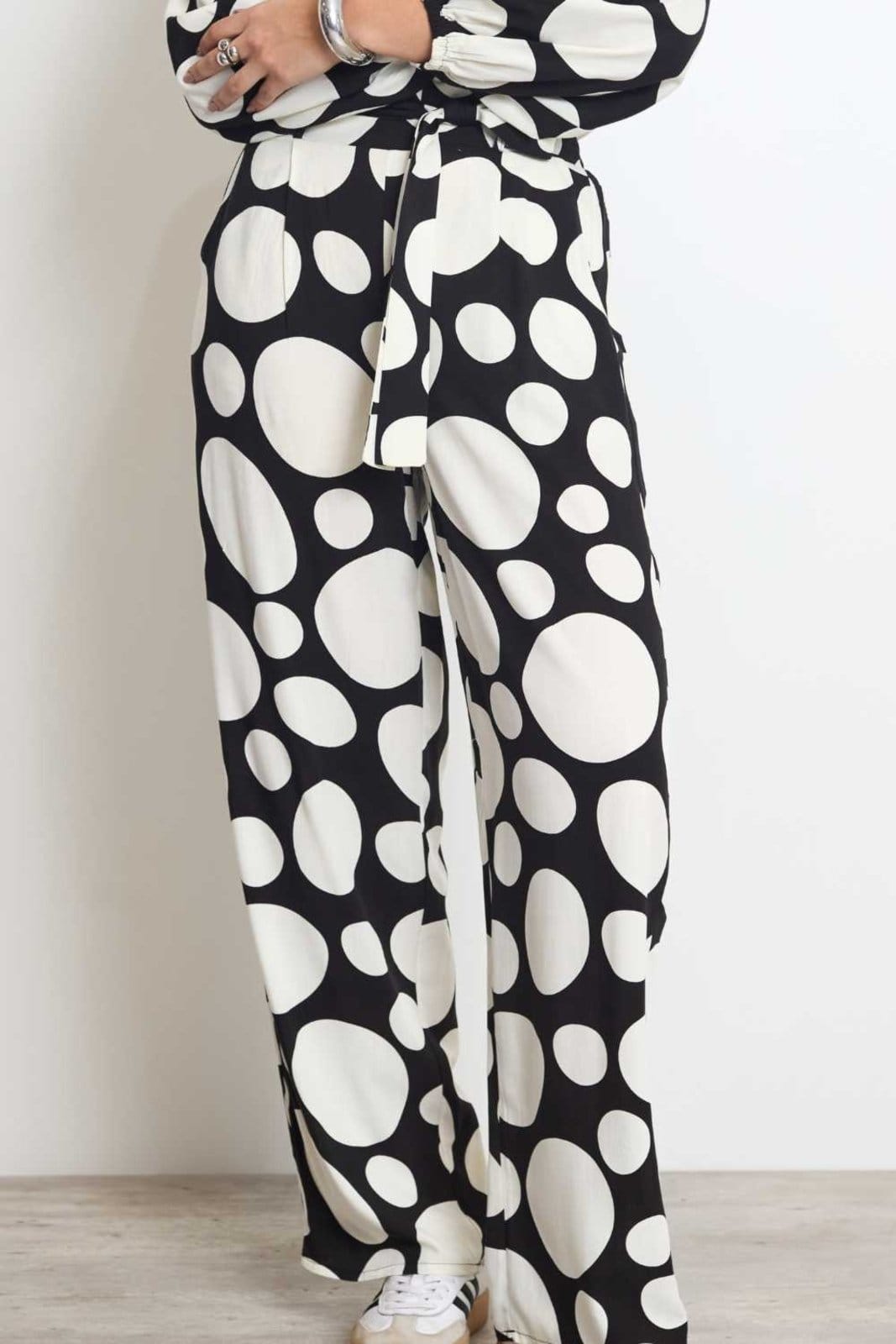 Vista 2 Calça Vanibele Wide Poá Vanibele poás/preto