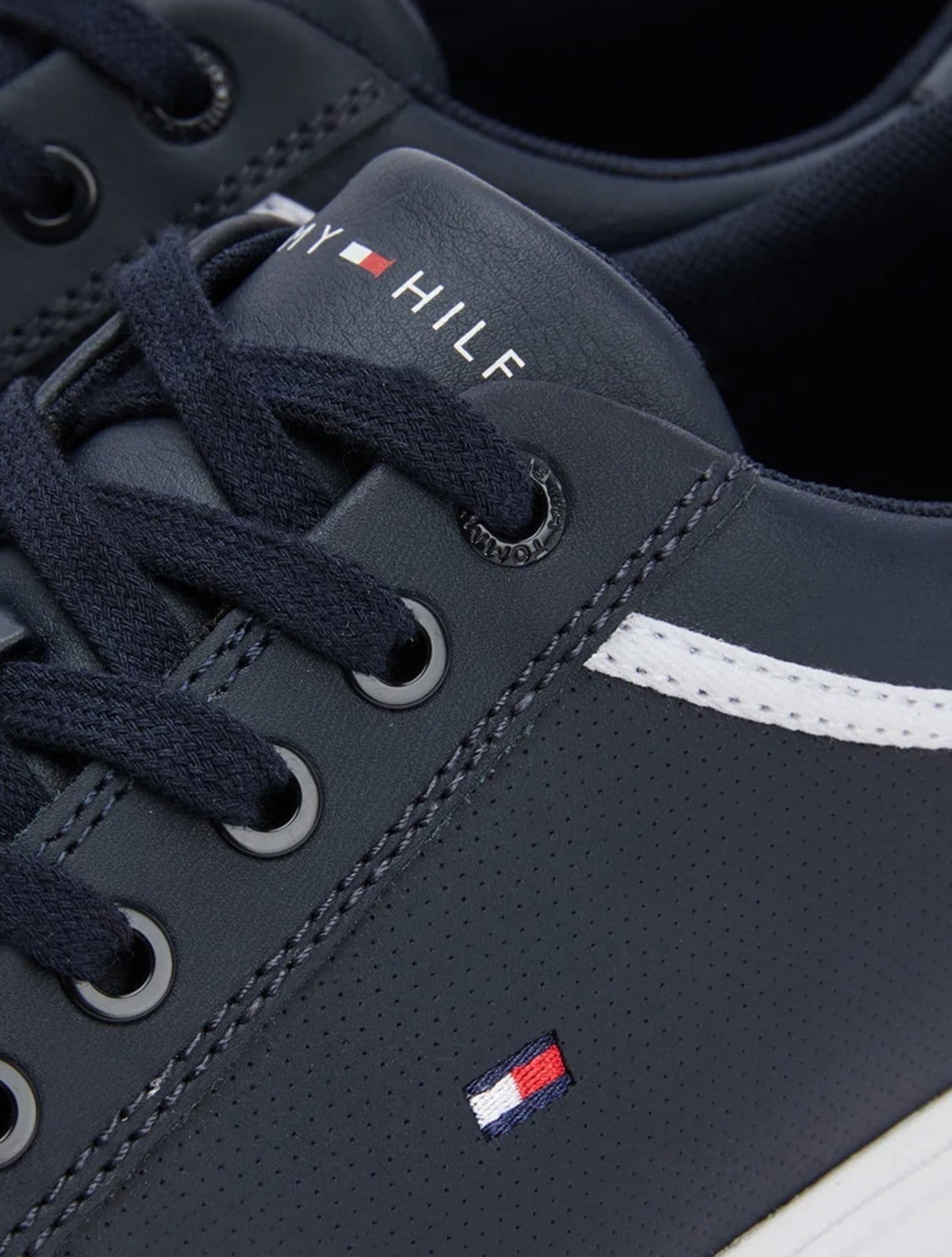 Vista 2 Tênis Tommy Hilfiger Masculino Jay 13A Iconic Puched Tommy Hilfiger azul marinho
