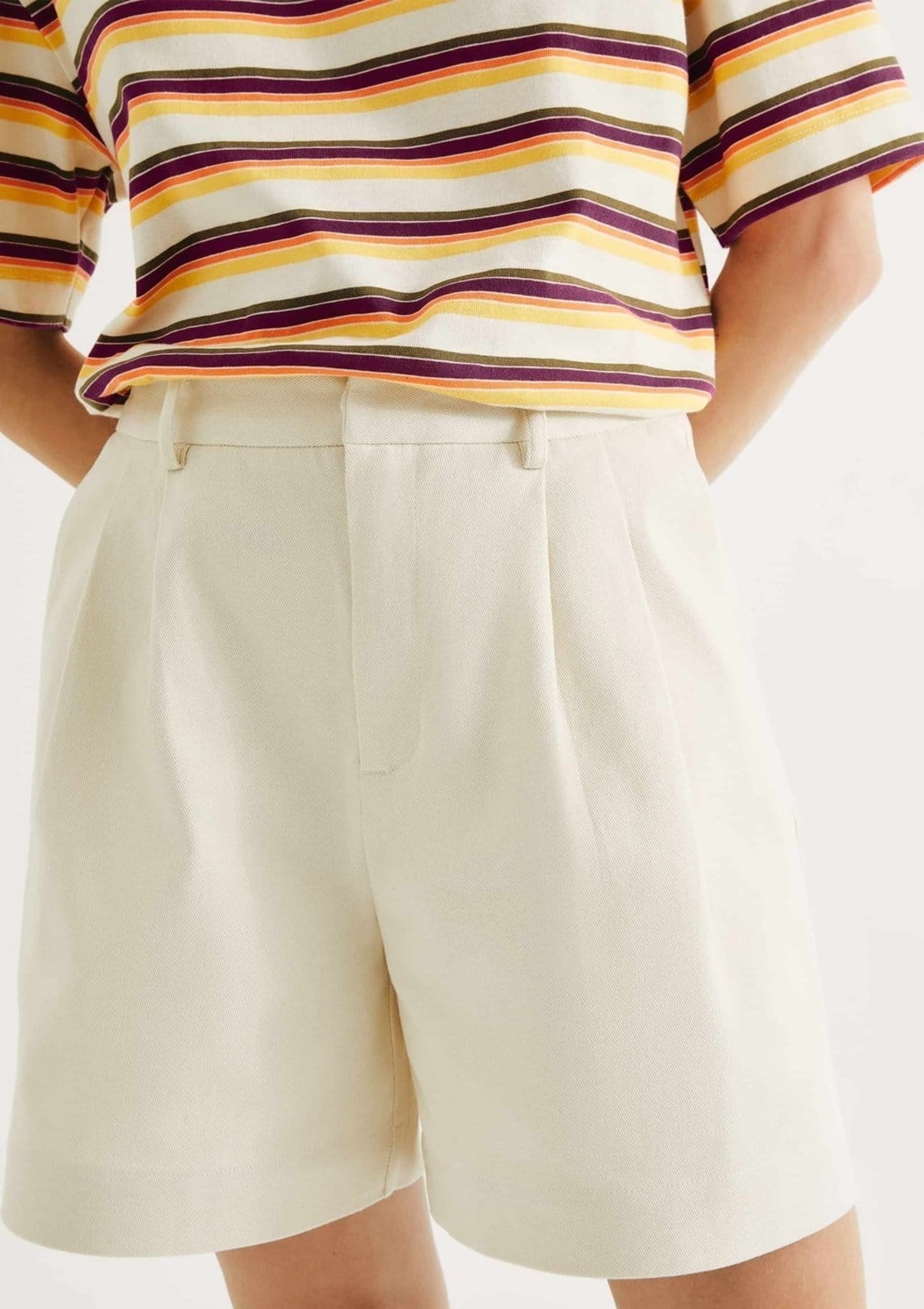 Vista 2 Shorts Feminino Reto Em Alfaiataria Hering off-white