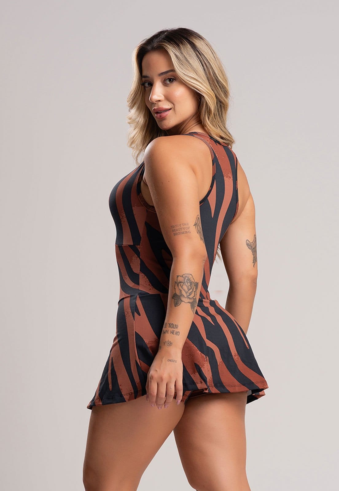 Vista 2 Macaquinho MVB Modas Vestido Curto Short Saia Safari Mvb Modas estampado/marrom/multicolorido/preto