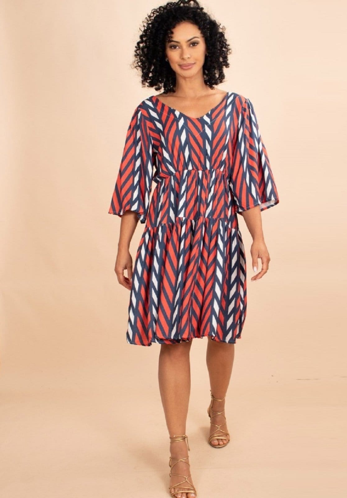 Vista 2 Vestido Curto Plano Camadas Estampa Tribal Tricolor Amazonia Vital azul/branco/vermelho