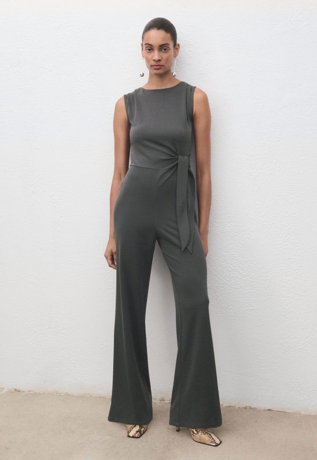 Vista 2 Macacão Feminino Mango Amarração Lateral Mango cinza