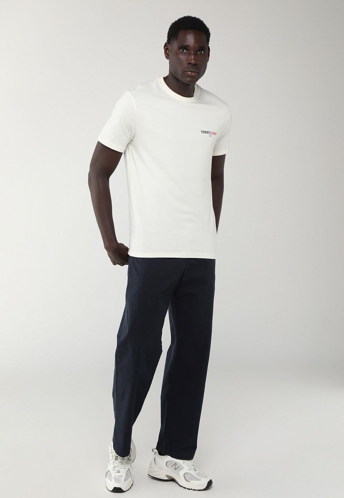 Vista 2 Camiseta Masculina Tommy Jeans TJM REG DNA Graphic Tee EXT Off-White Tommy Jeans off-white white