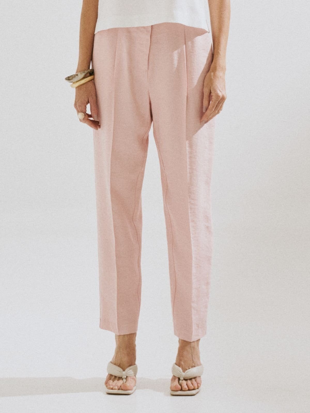 Vista 2 Calça Via Lessa Spezia Alfaiataria em Viscose Claro Via Lessa rosa