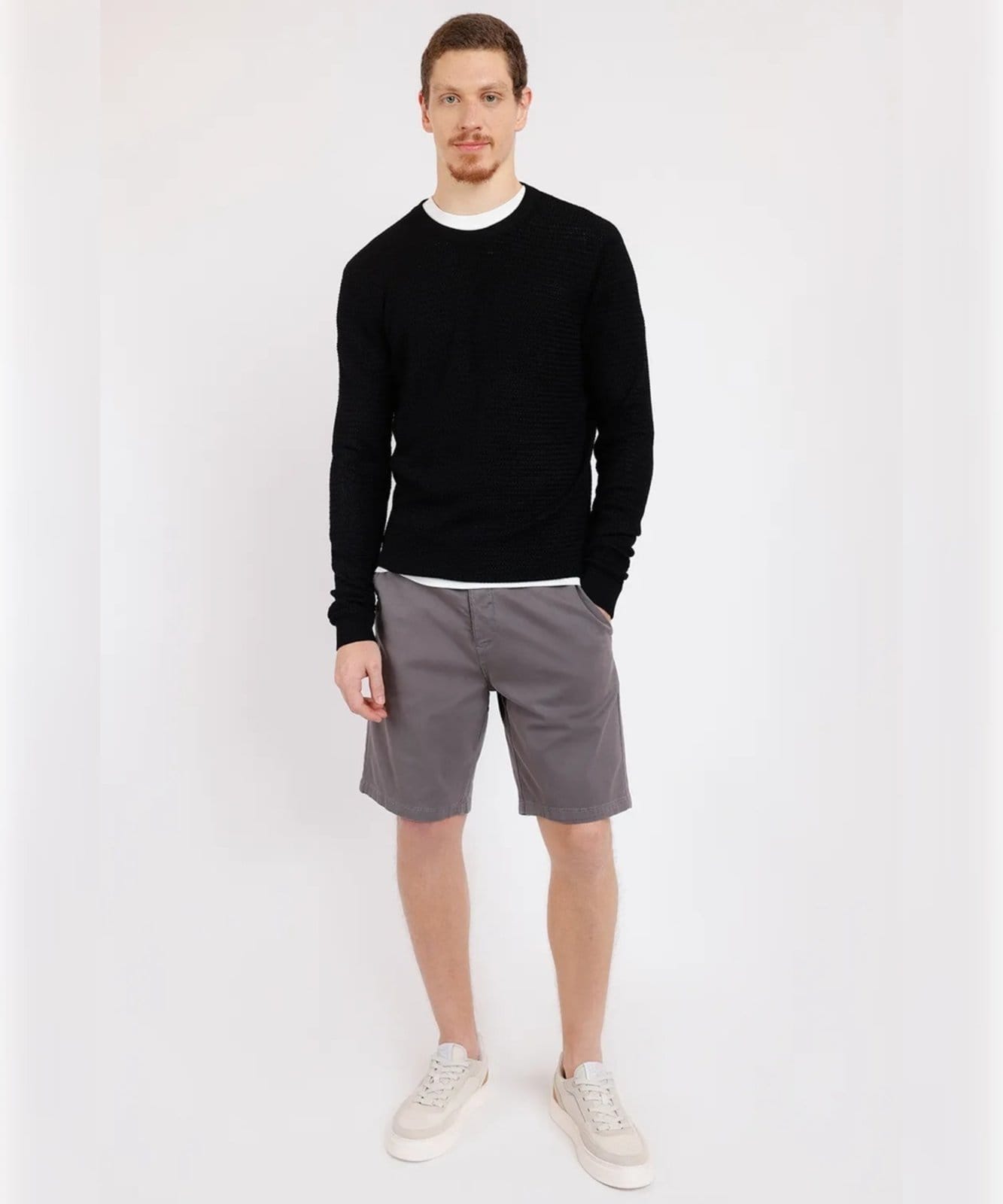 Vista 2 Bermuda Chino Color Essencial Militar Aramis verde