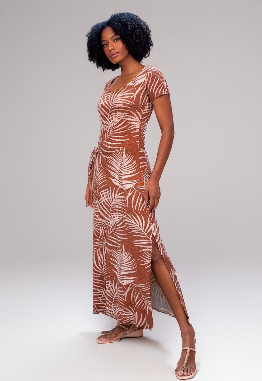 Vestido Longo Malha Gola Canoa Manga Curta Estampa Palmas Terra