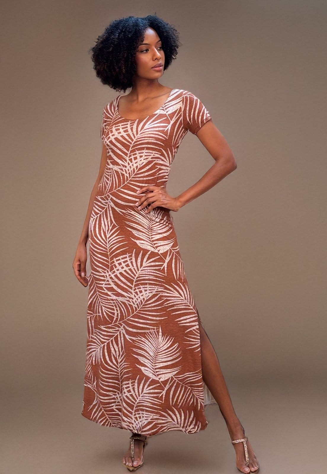 Vista 2 Vestido Longo Malha Gola Canoa Manga Curta Estampa Palmas Terra Cabanafree marrom