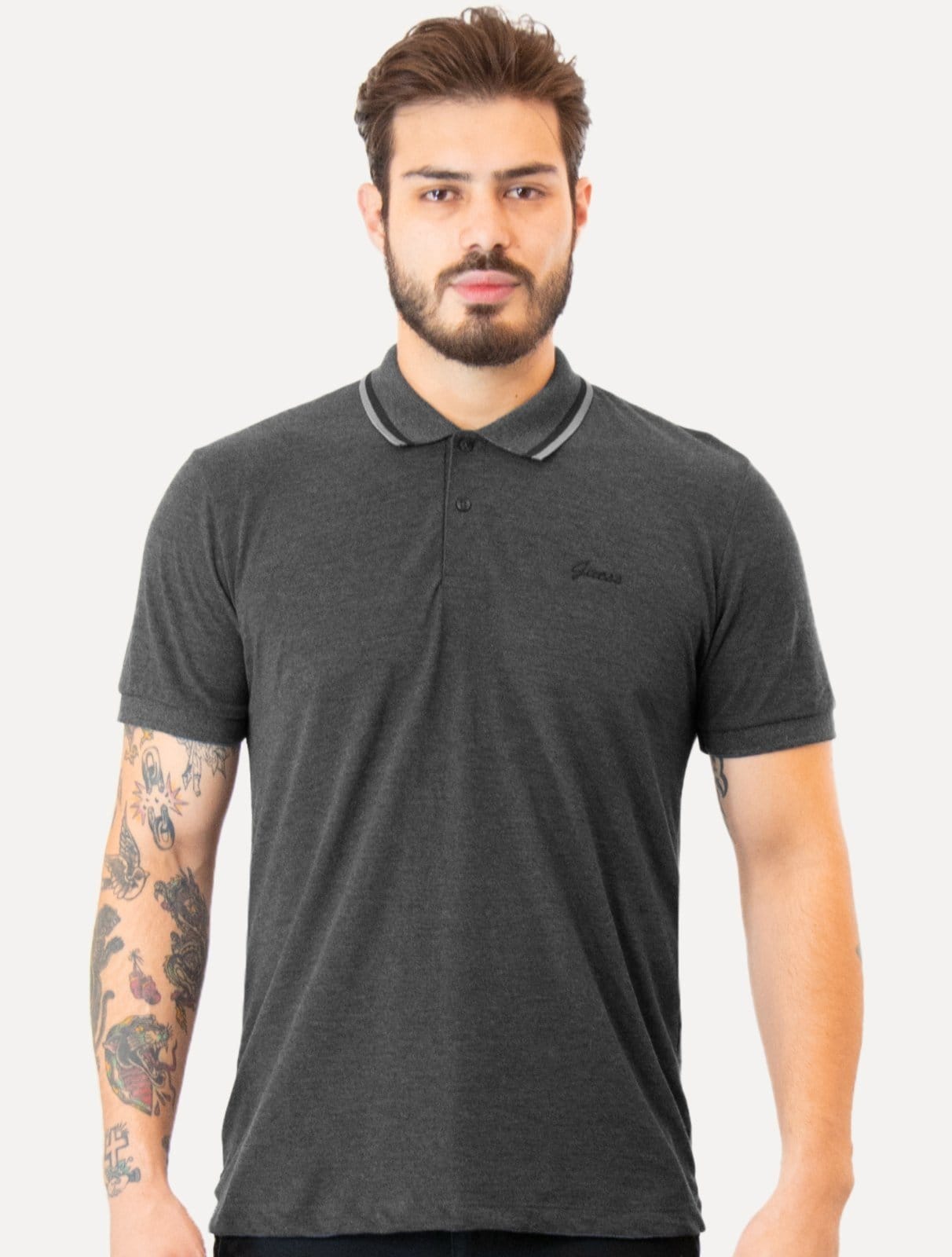 Vista principal Polo Guess Masculina Piquet Friso Bordado Cursivo Escuro Mescla Guess cinza