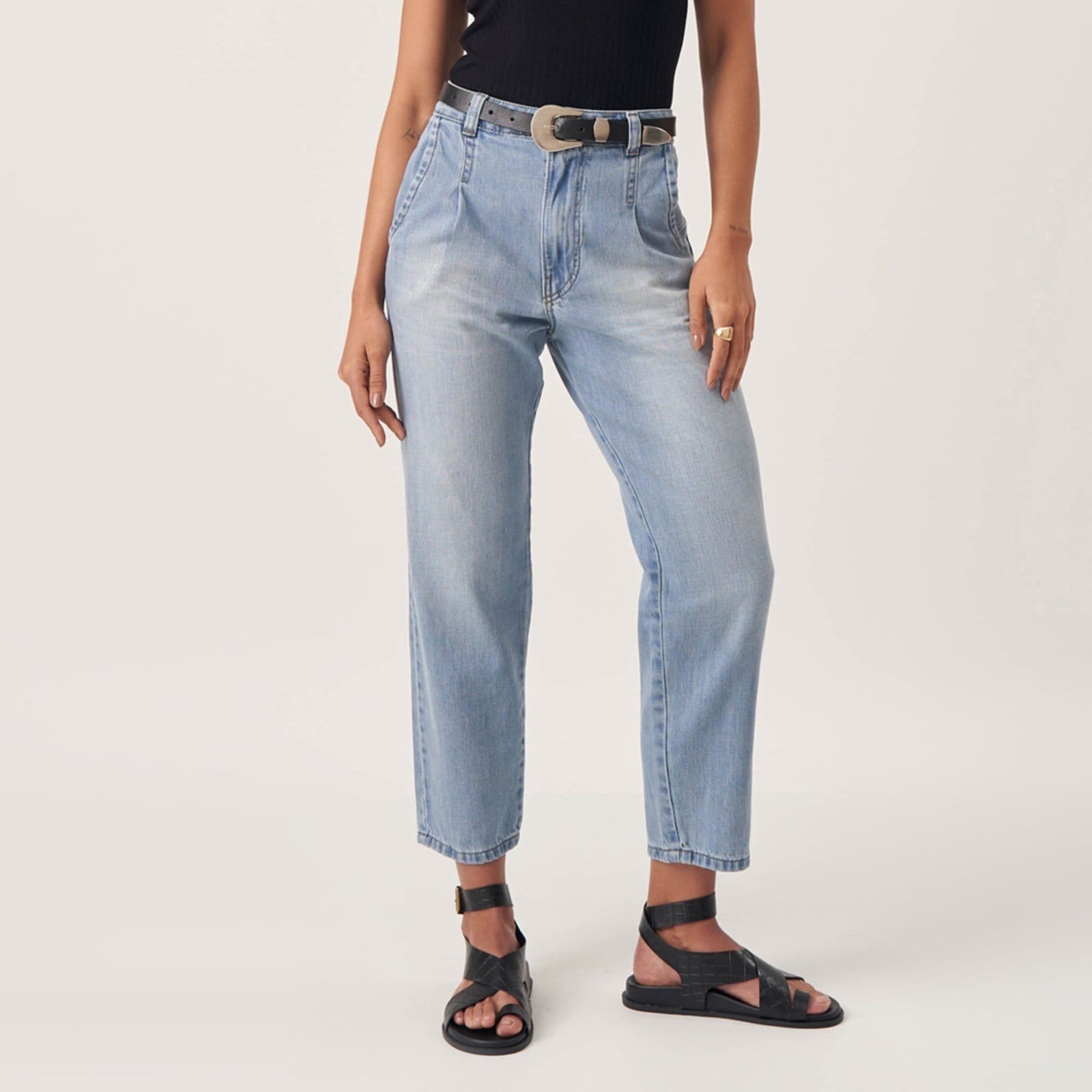 Calça Jeans Mom Cintura Alta e Pregas Claro