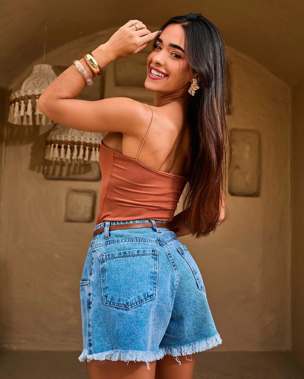 Vista 2 Shorts Mom Feminino com Cinto P.U 24408 Sky Médio Consciência jeans