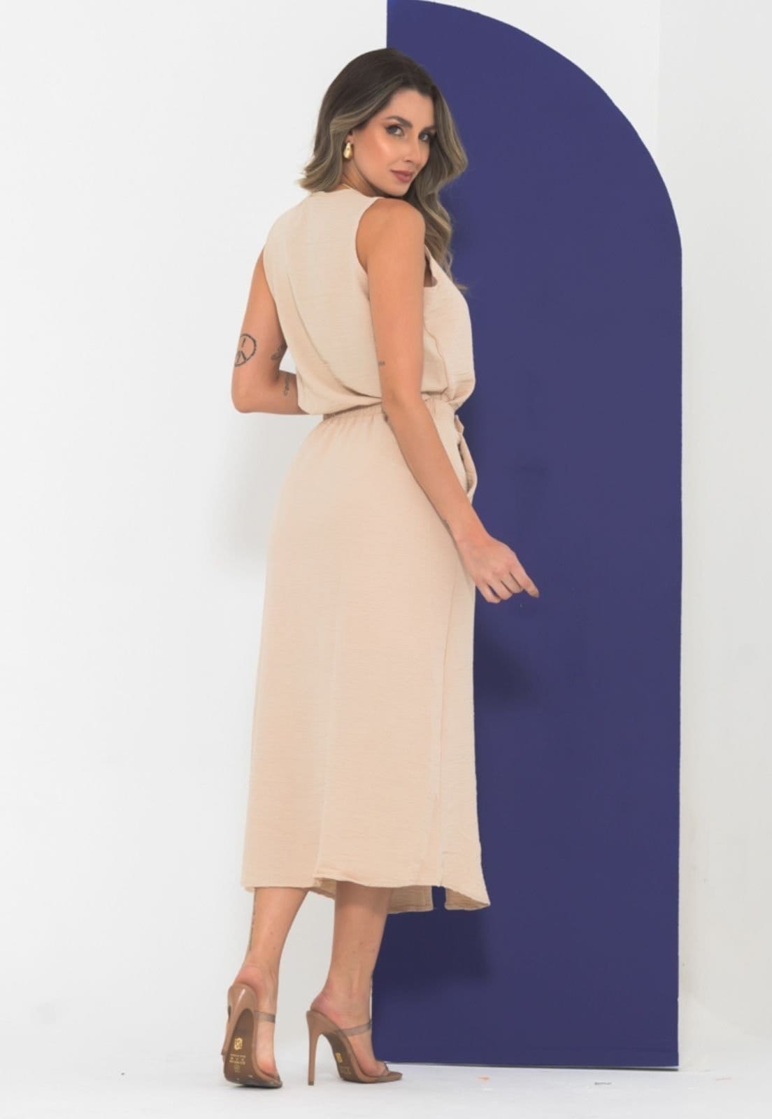 Vista 2 Conjunto Dinda Premium Saia Mid Com Fenda Frontal e Regata Decote V Docce Mulher bege