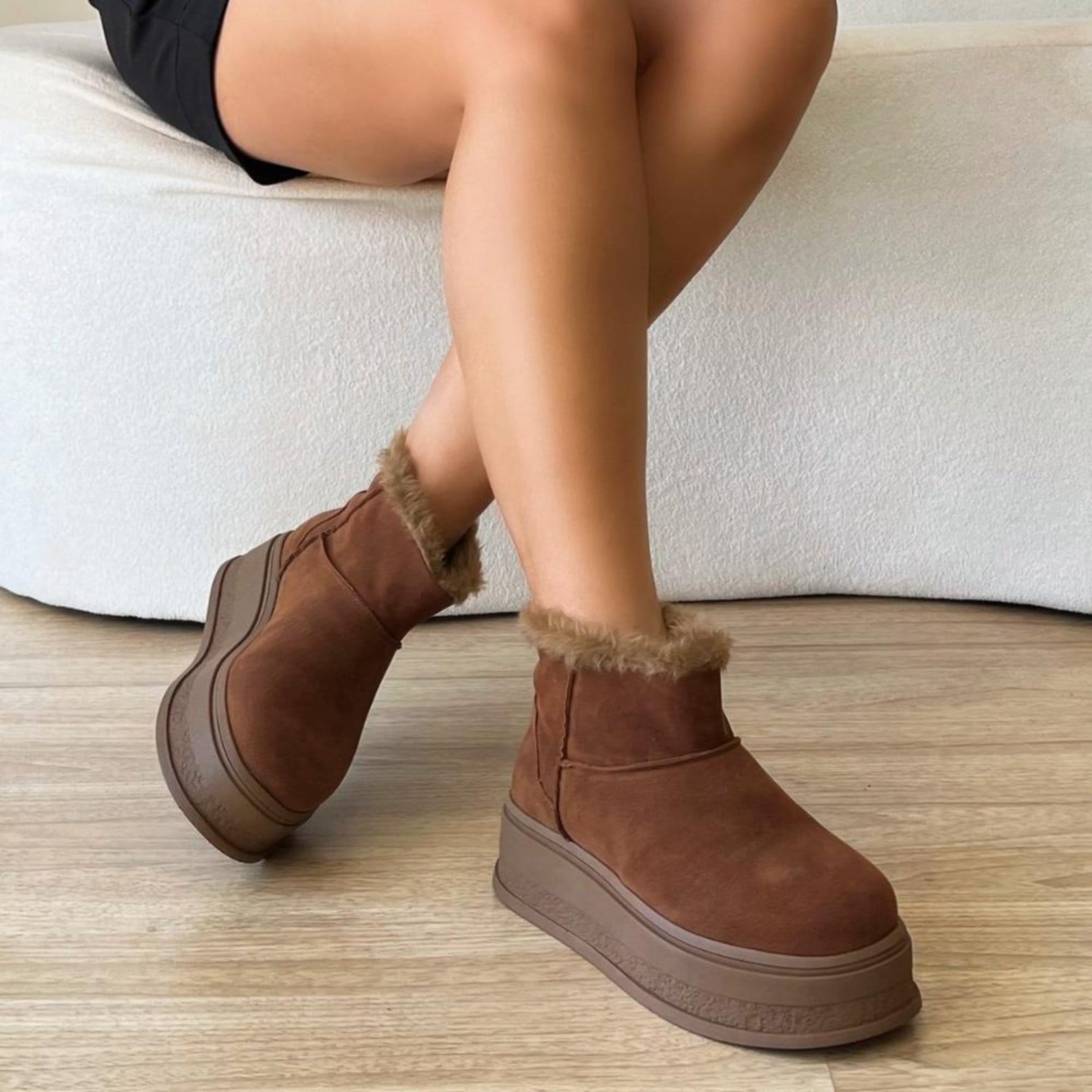 Vista 2 Bota de Pelos Forrada Plataforma Cano Baixo Damannu Shoes caramelo