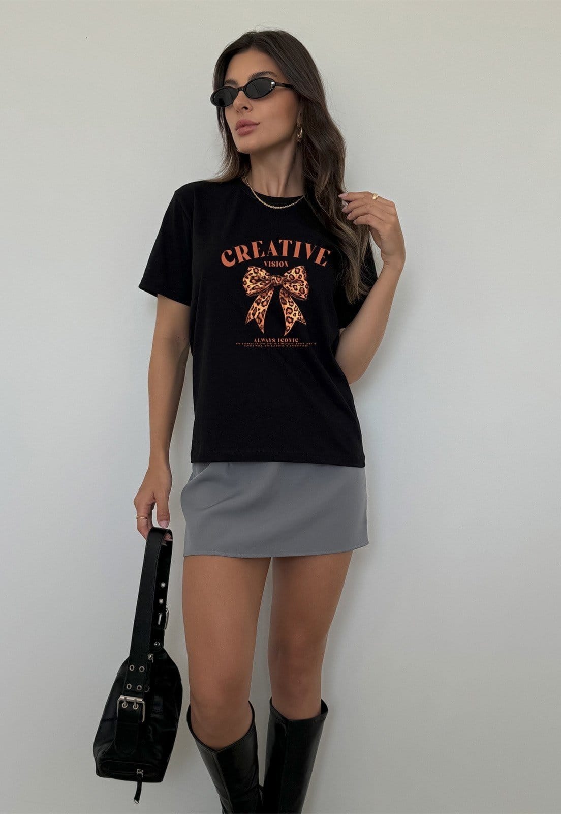 Vista 2 Camiseta Cianitas Preta Estampa Laço Animal Print Cianitas preto