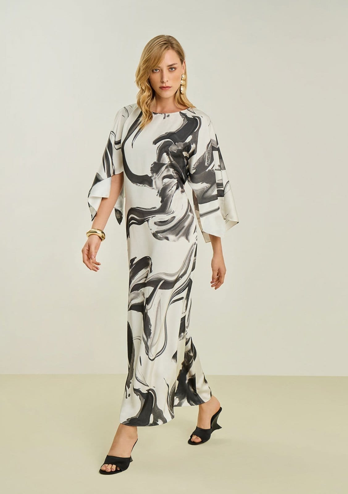 Vestido Maria Valentina Ajustado Decote Canoa Manga 7 Oitavos Longo