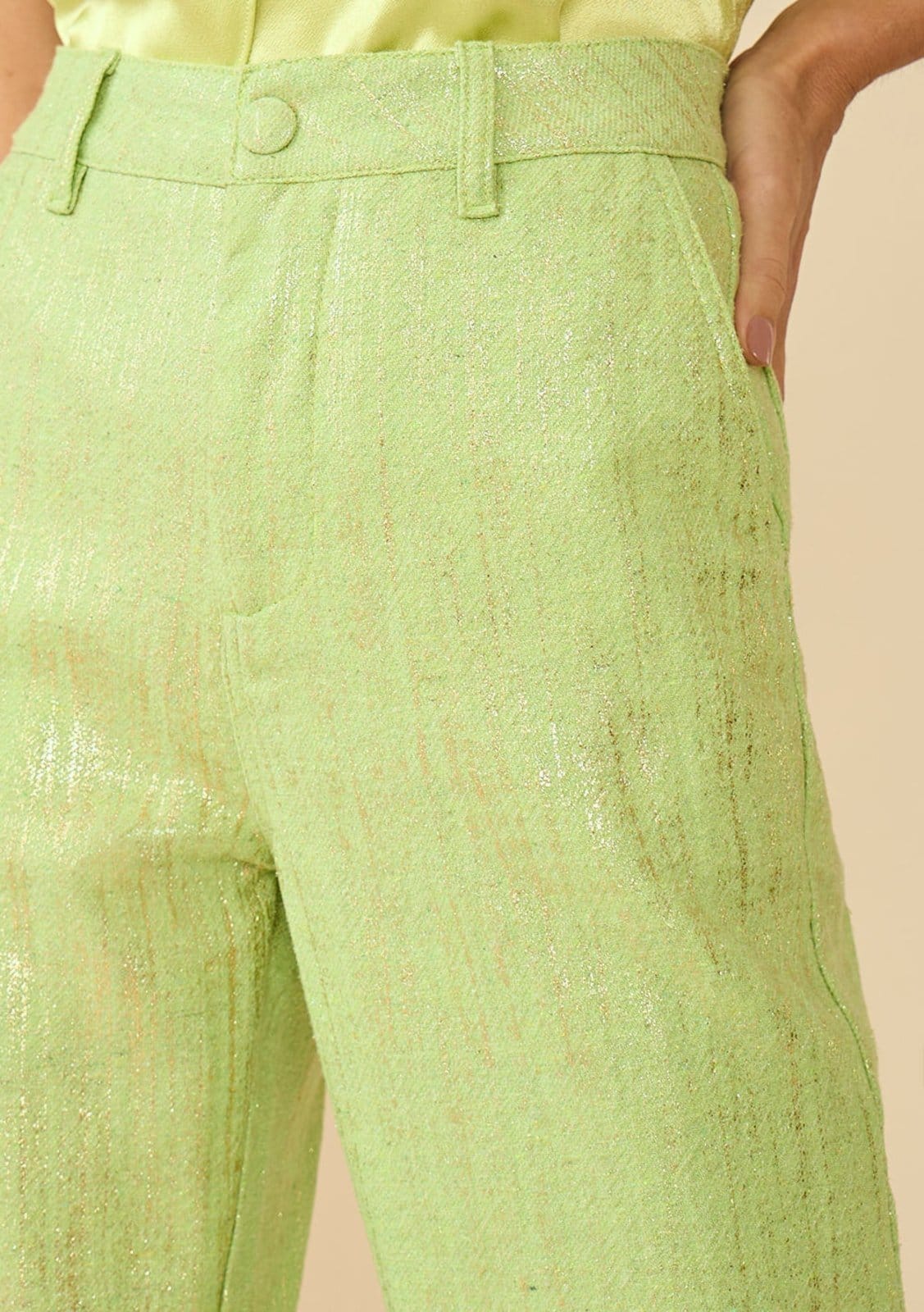 Vista 2 Calça Maria Valentina Reta Cós Alto Detalhe Barra Maria Valentina verde