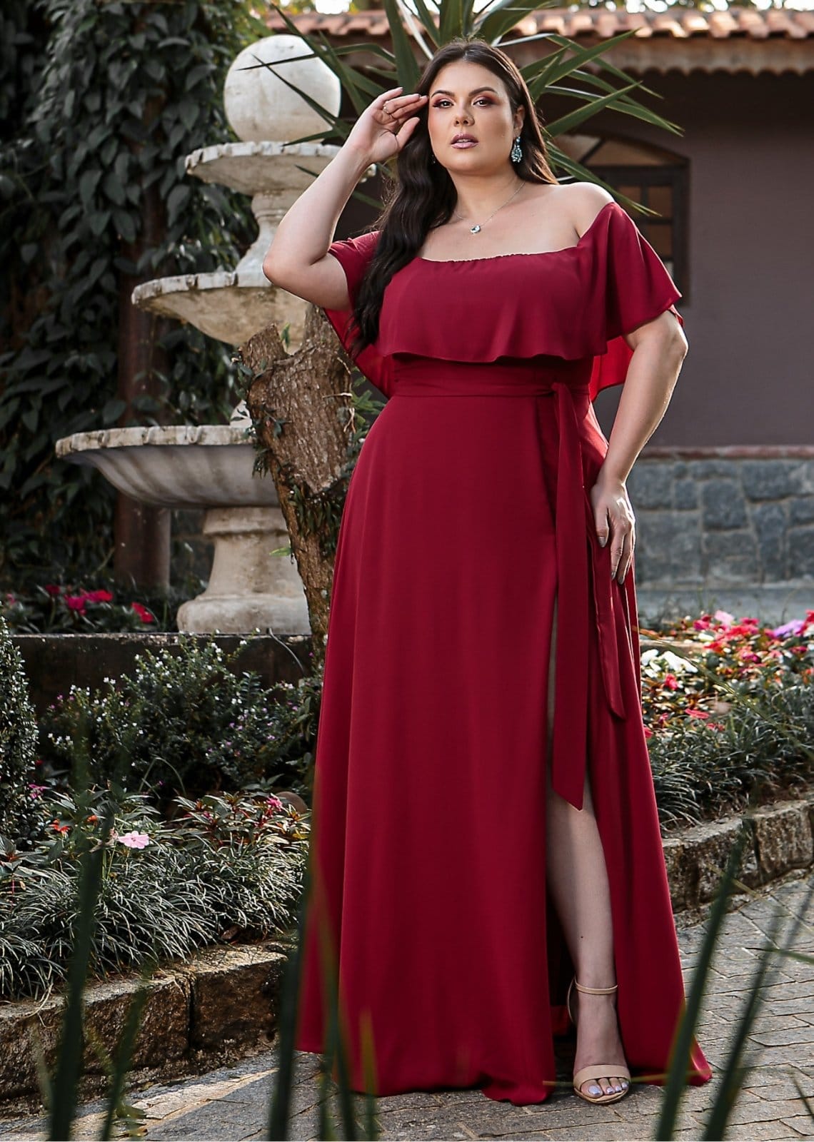 Vestido Longo de Festa Madrinhas Curvy Plus Size Ombro à Ombro com Fenda Dennila Cia do Vestido Marsala - 2
