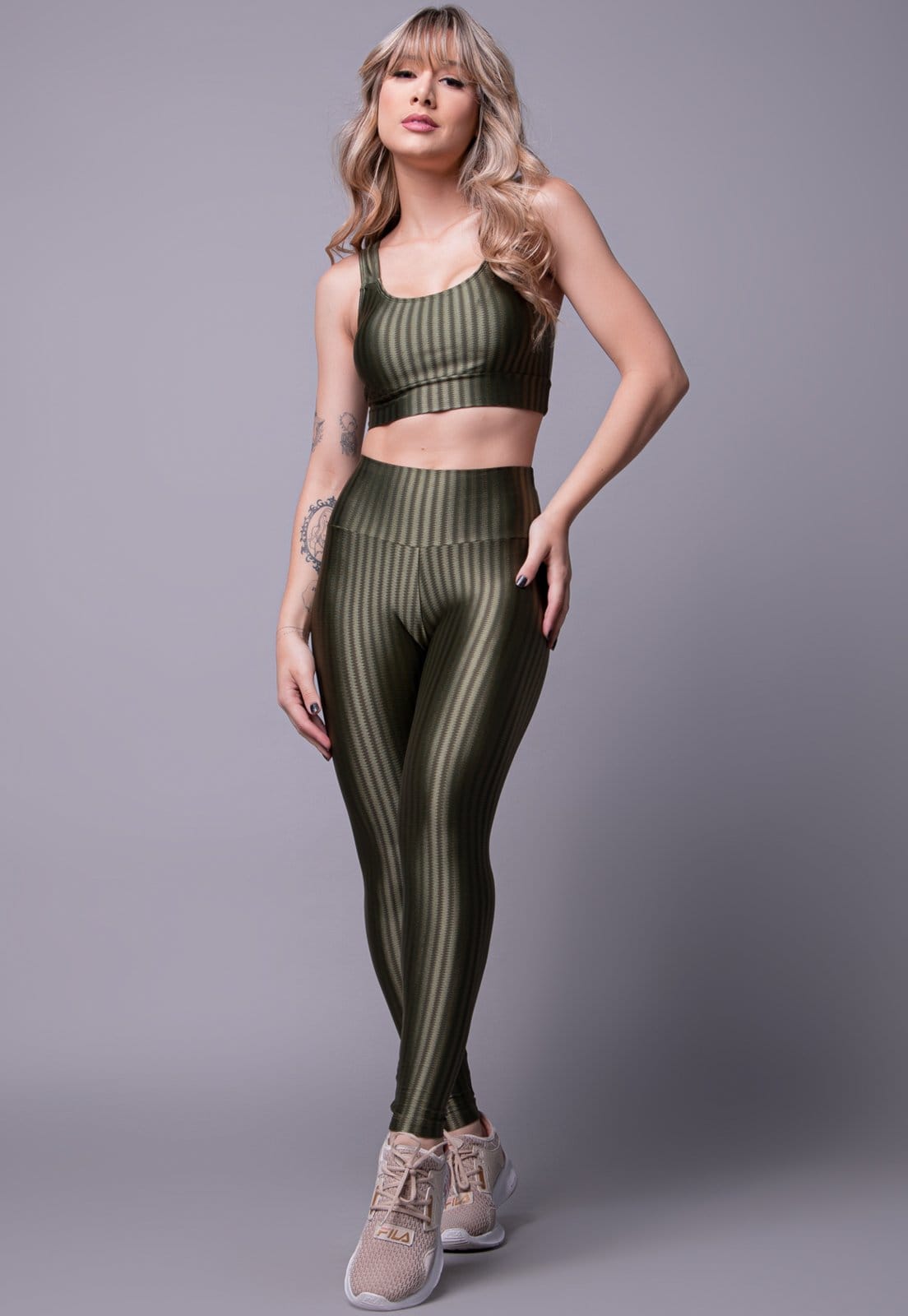 Vista 2 Combo Kit 3 Peças Fitness Feminino Conjunto Academia com Legging, Short e Top Bojo Removivel em New Zig Brilhoso Verde VEKYO vermelho verde