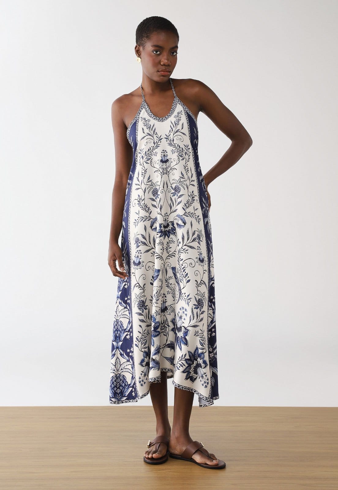 Vista principal Vestido Feminino FARM Estampa Floral Azul e Off-White FARM off-white azul