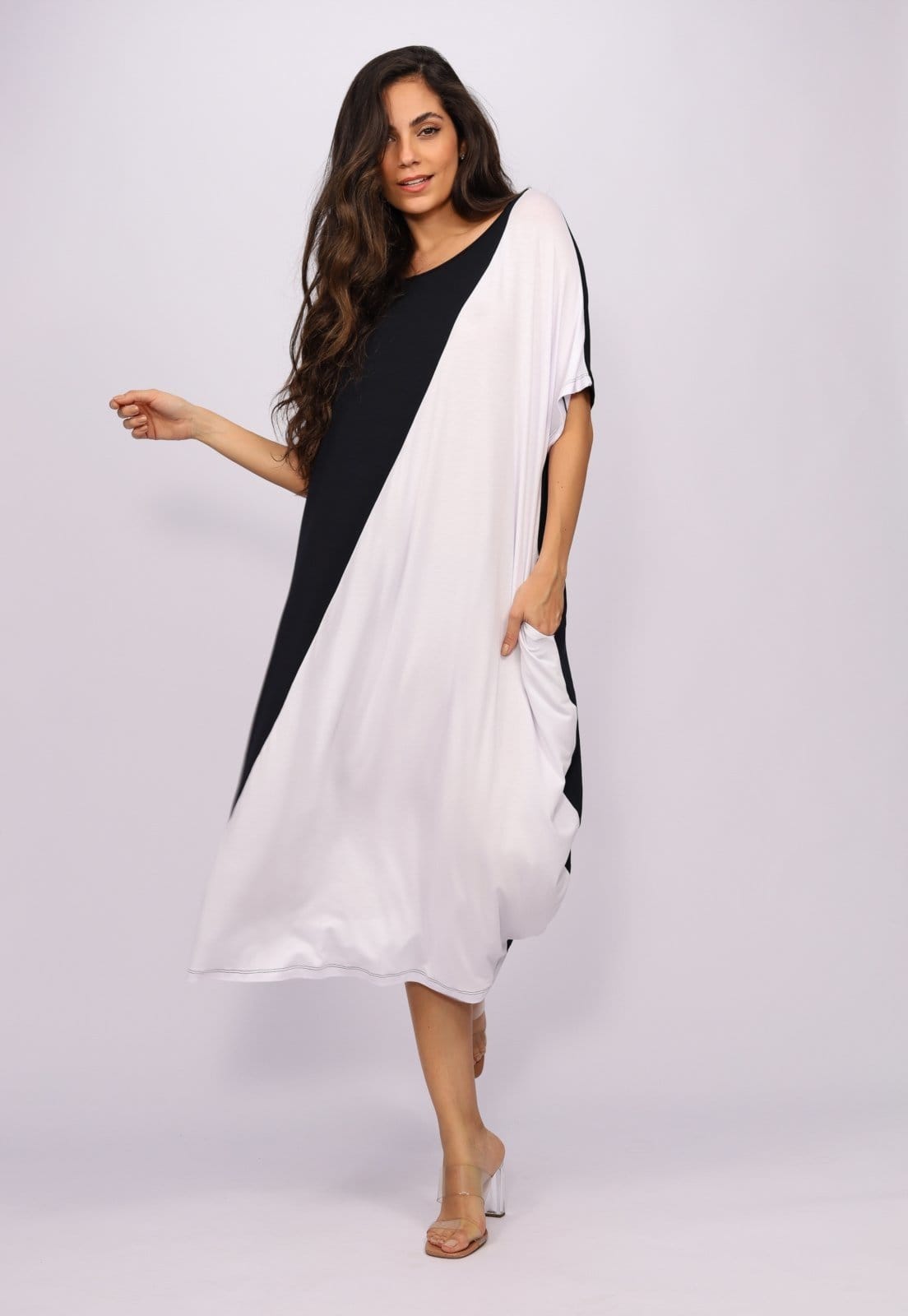 Vista 2 Vestido Midi Amazonia Vital Malha Amplo Bicolor e Amazonia Vital branco/preto