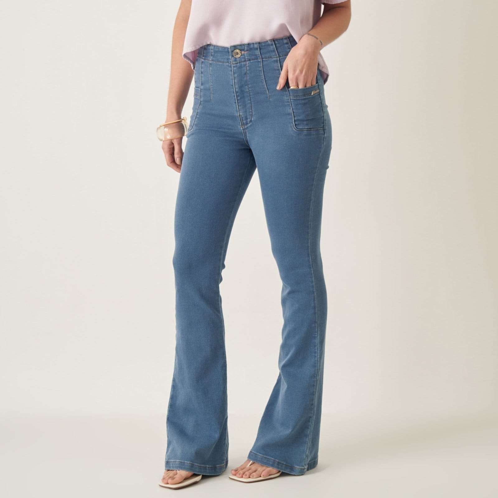 Calça Flare Jeans Cintura Alta com Pences