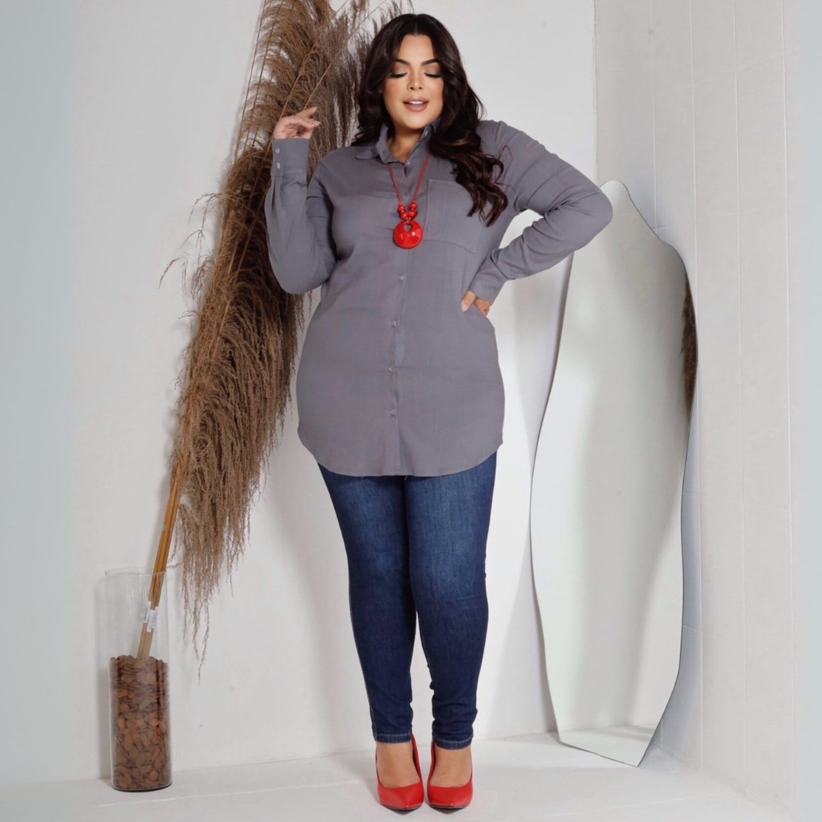 Vista 2 Camisa Lisa Com Bolso Frontal Curvy Feminina Revanche Caturaí Revanche cinza