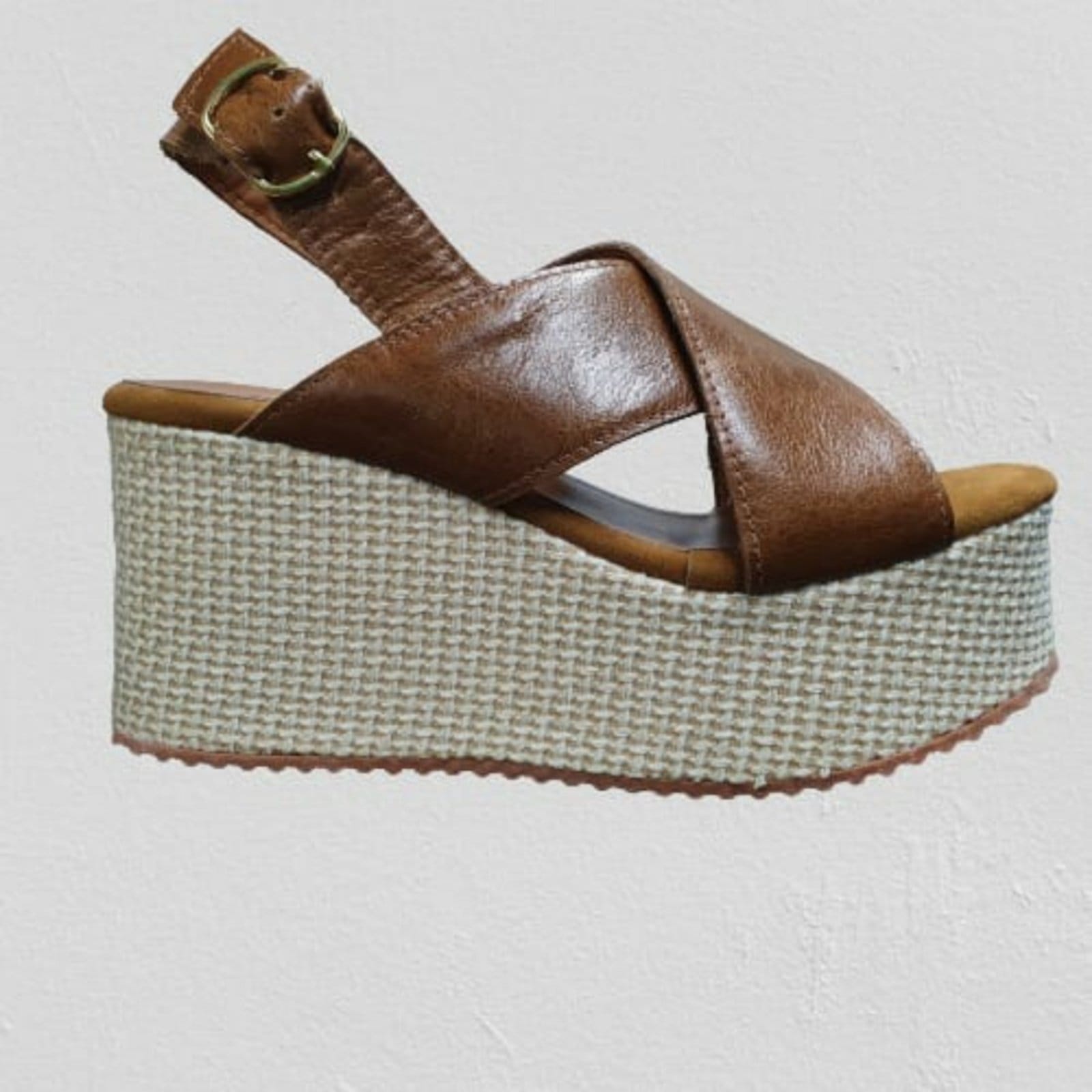 Vista 2 Tamanco Delazari Salto Plataforma Couro Fechamento Fivela Delazari caramelo