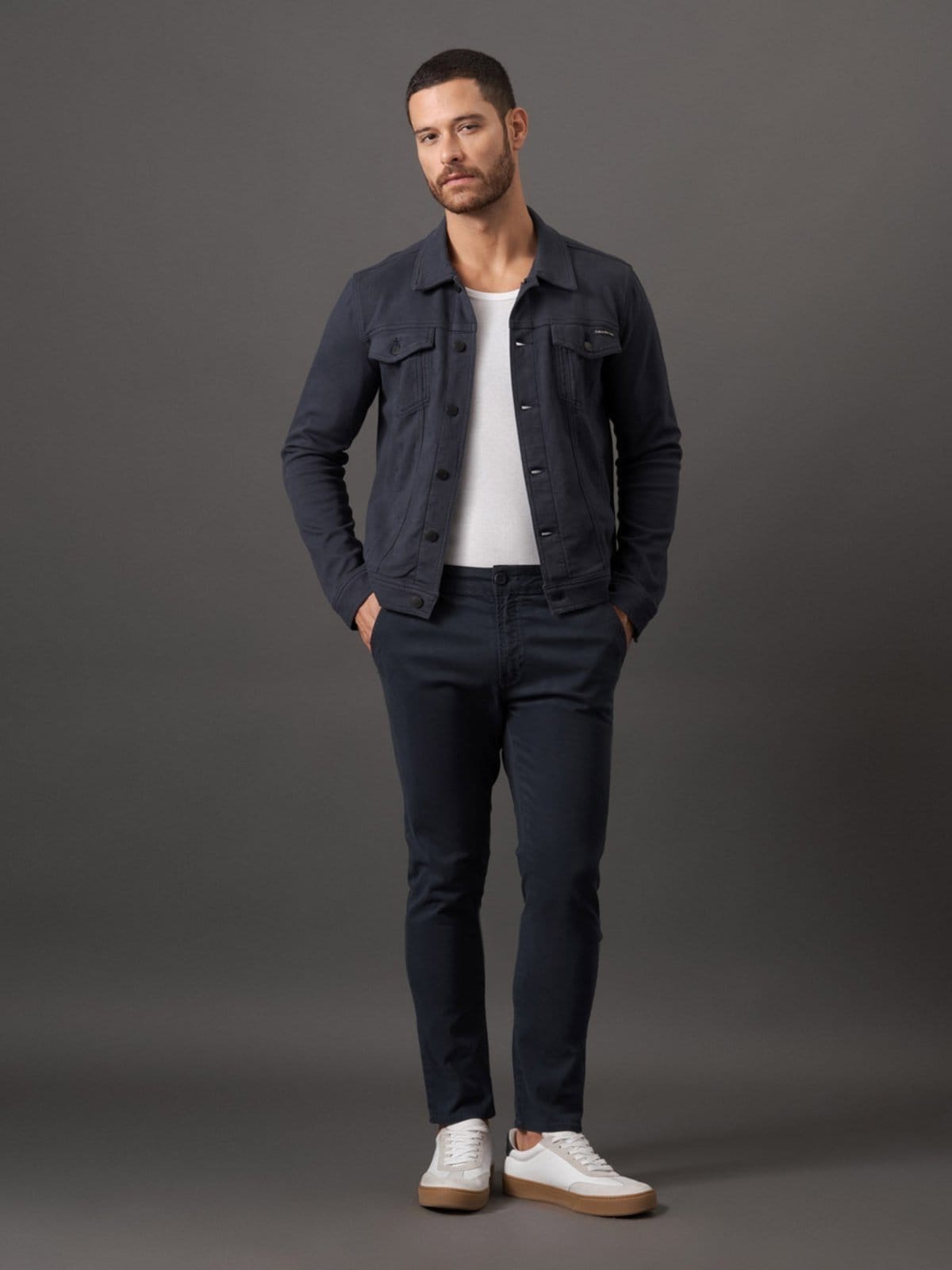 Vista 2 Calça de Sarja Chino Masculina Skinny Com Stretch Cintura Baixa Color Calvin Klein Calvin Klein Jeans azul marinho