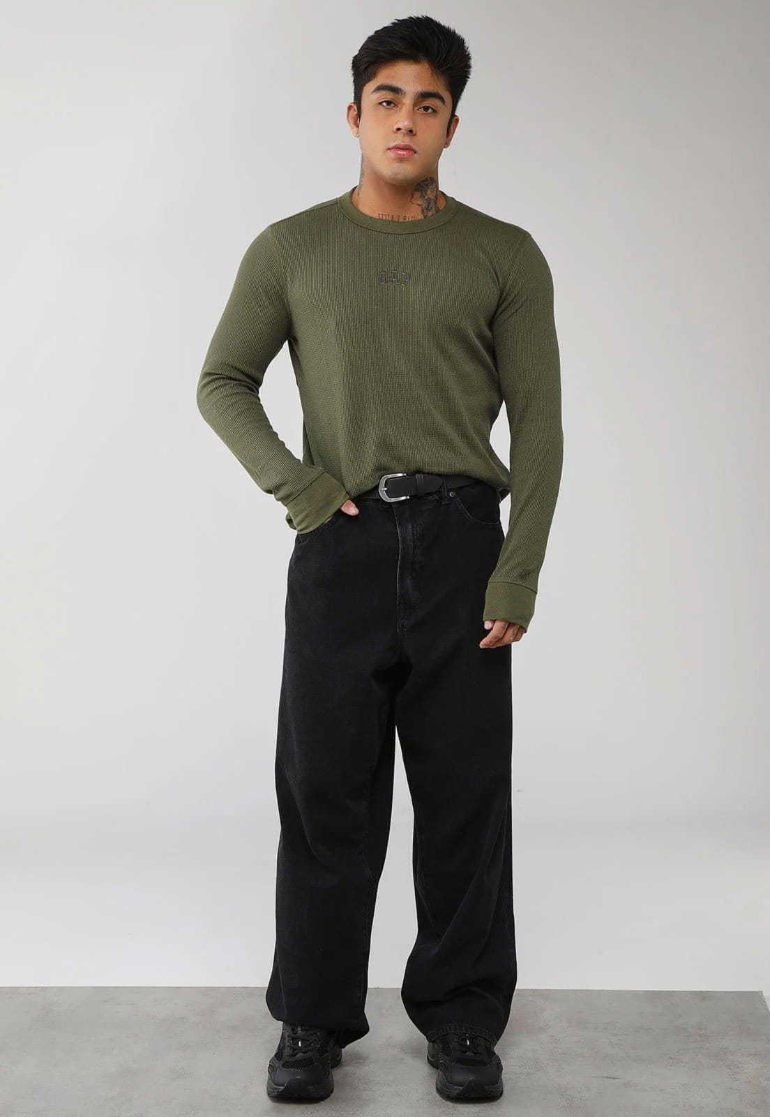 Vista 2 Calça Masculina GAP Black Wash Preta GAP preto black