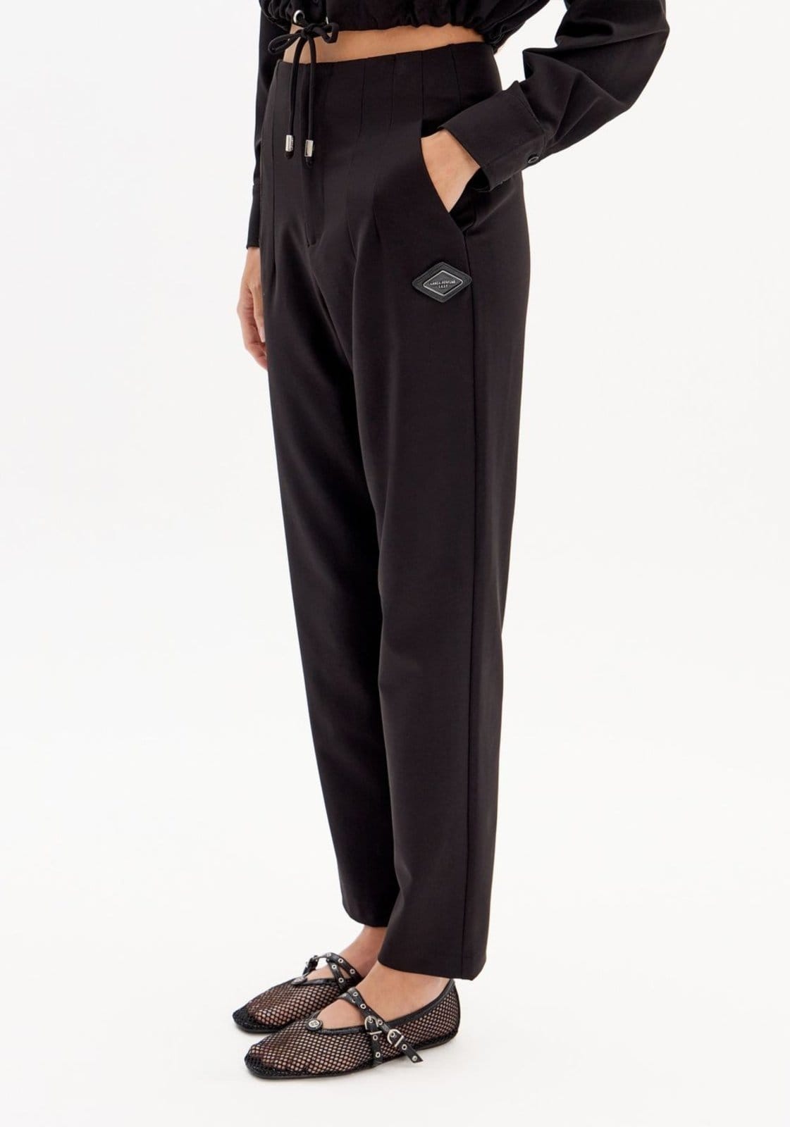 Vista 2 Calça Carrot Cintura Alta Pregas Sport Easy preto