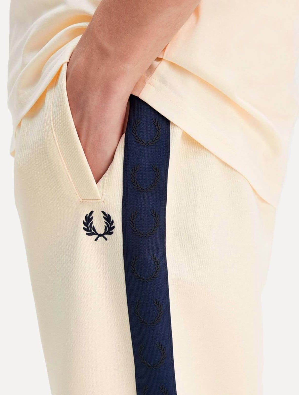 Vista 2 Calça Fred Perry Masculina Contrast Tape Track Off-White Fred Perry off-white white