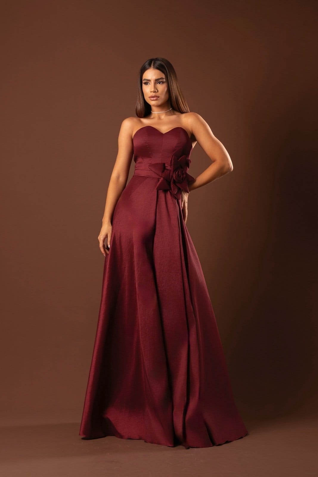 Vestido Longo de Festa Madrinhas Tomara que Caia com Flor Lateral Saia em A Marlenne Marsala