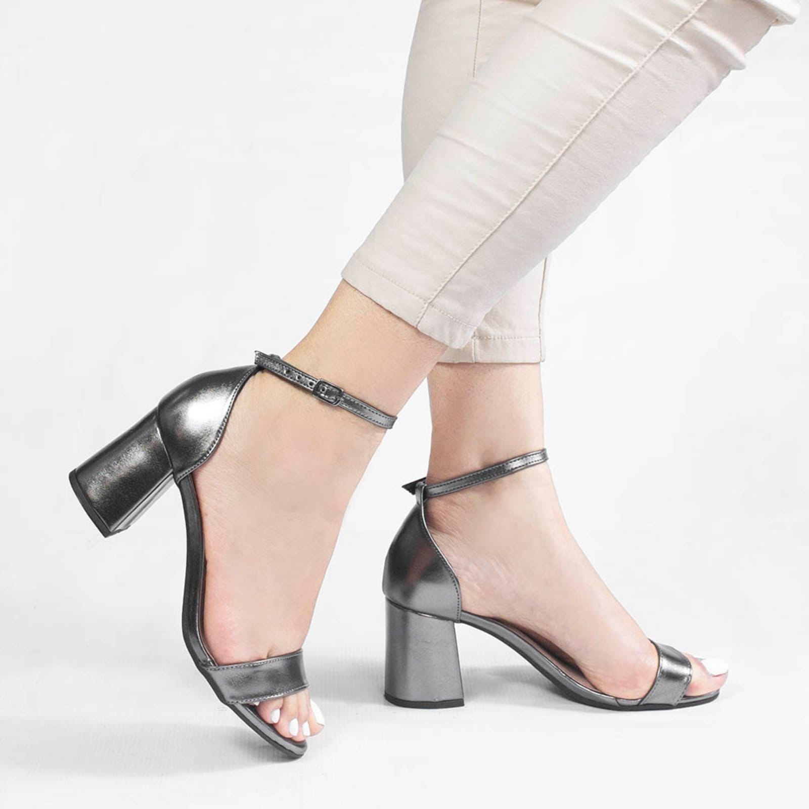 Vista 2 Sandália Zatta Salto Bloco Médio Suzana Chumbo ZATTA cinza