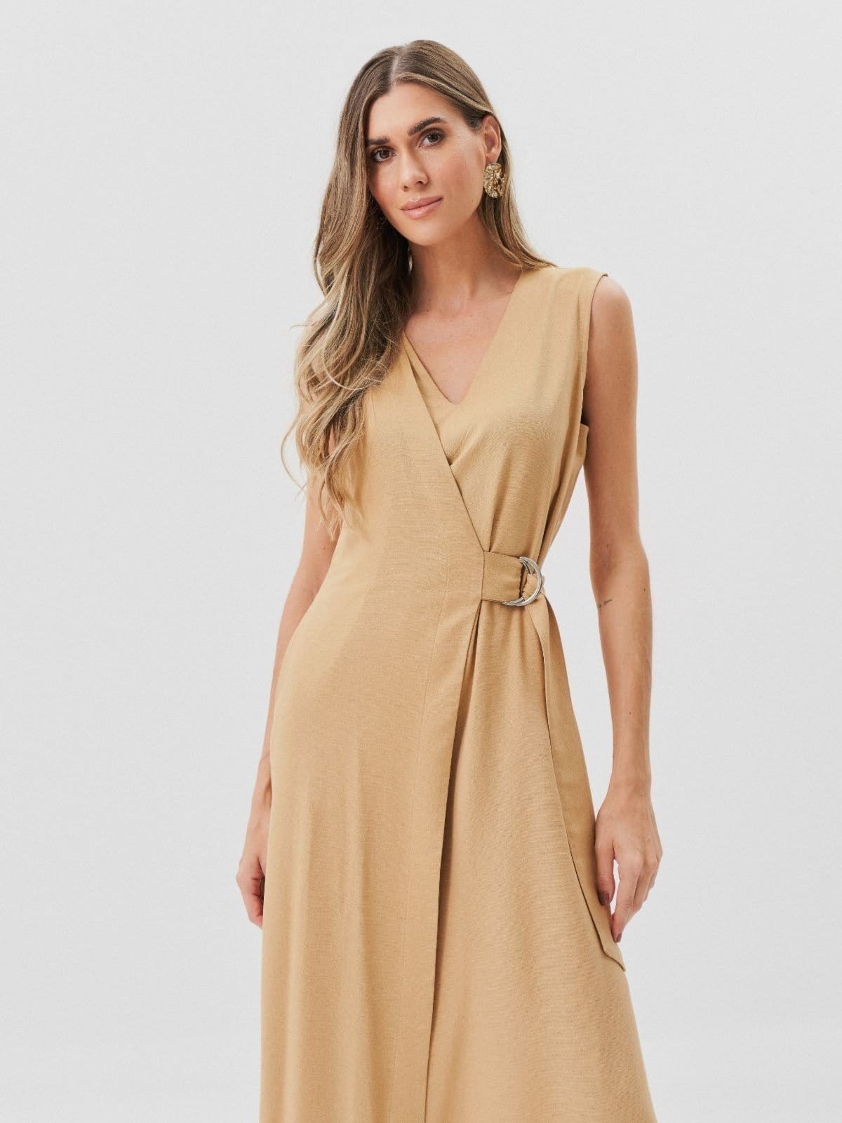 Vista 2 Vestido Via Lessa Maine Transpassado Midi em Linho Via Lessa bege