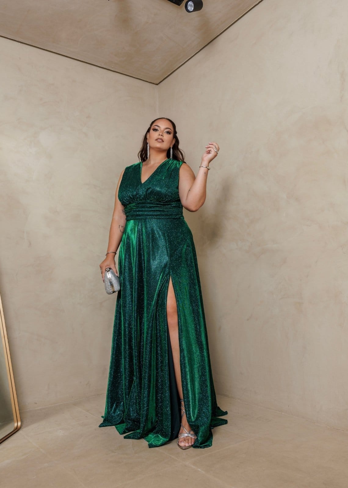 Vestido Longo de Festa Plus Size Decote em V Com Brillho com Fenda Amynalia Esmeralda - 2