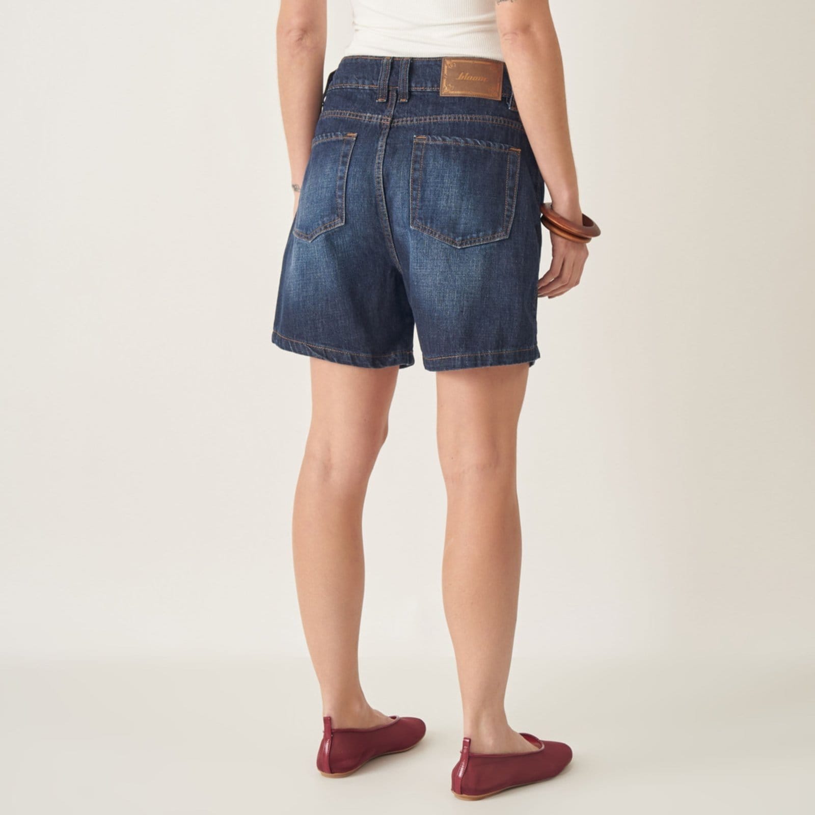 Vista 2 Bermuda Jeans Cintura Alta Azul Escuro Bloom azul marinho