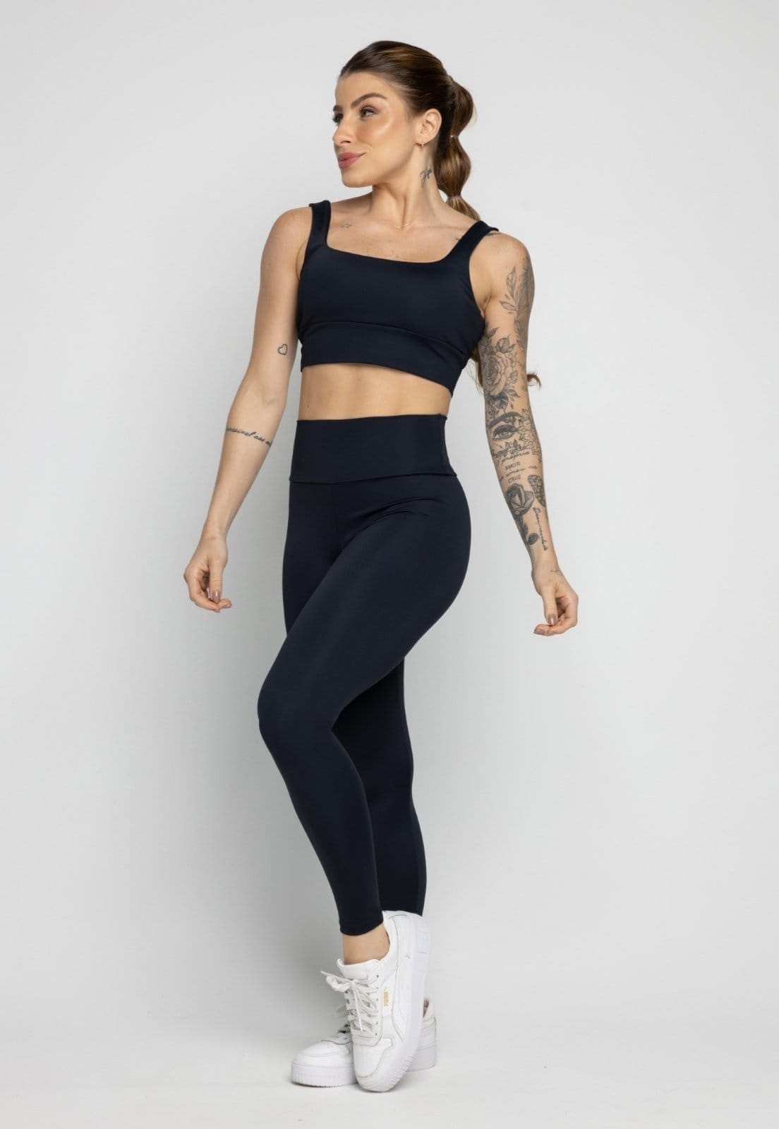 Vista 2 Conjunto Fitness Vekyo Top Alça Grossa e Calça Cintura Alta Poliamida Zero Transparência Feminino VEKYO preto