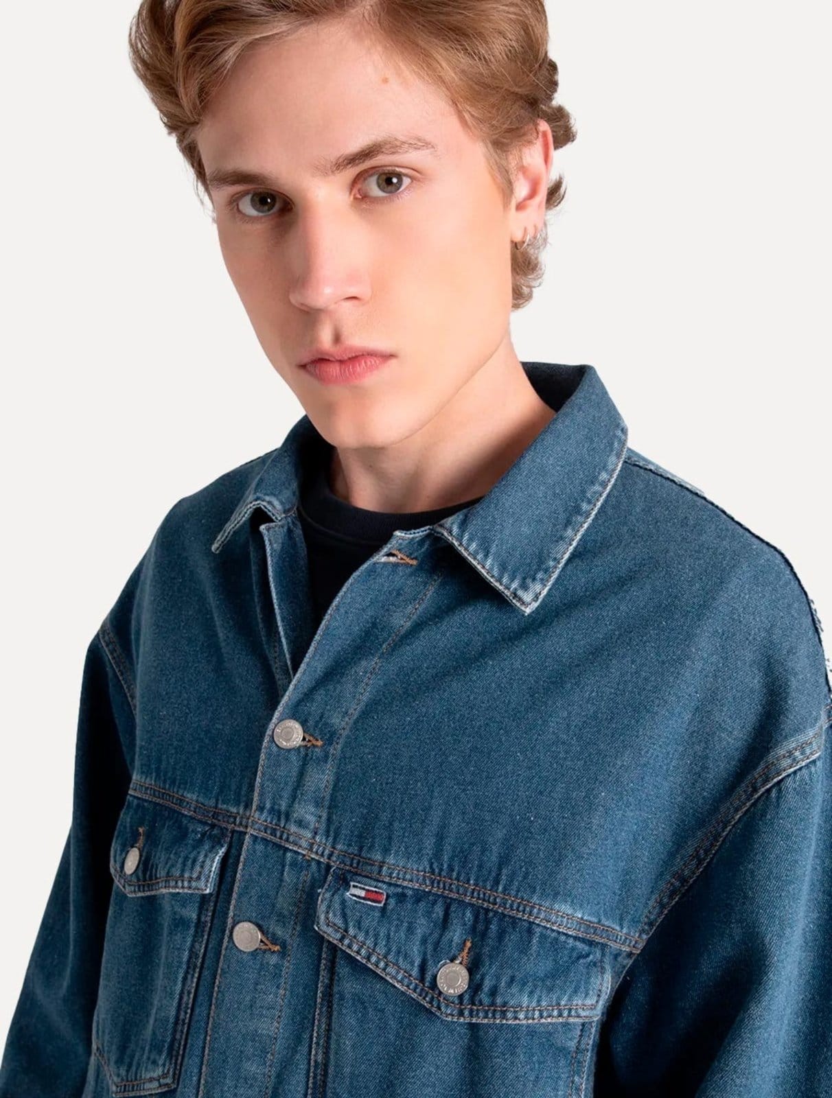 Vista 2 Jaqueta Tommy Jeans Masculina Ryan Trucker Denim Azul Médio Tommy Jeans azul denim