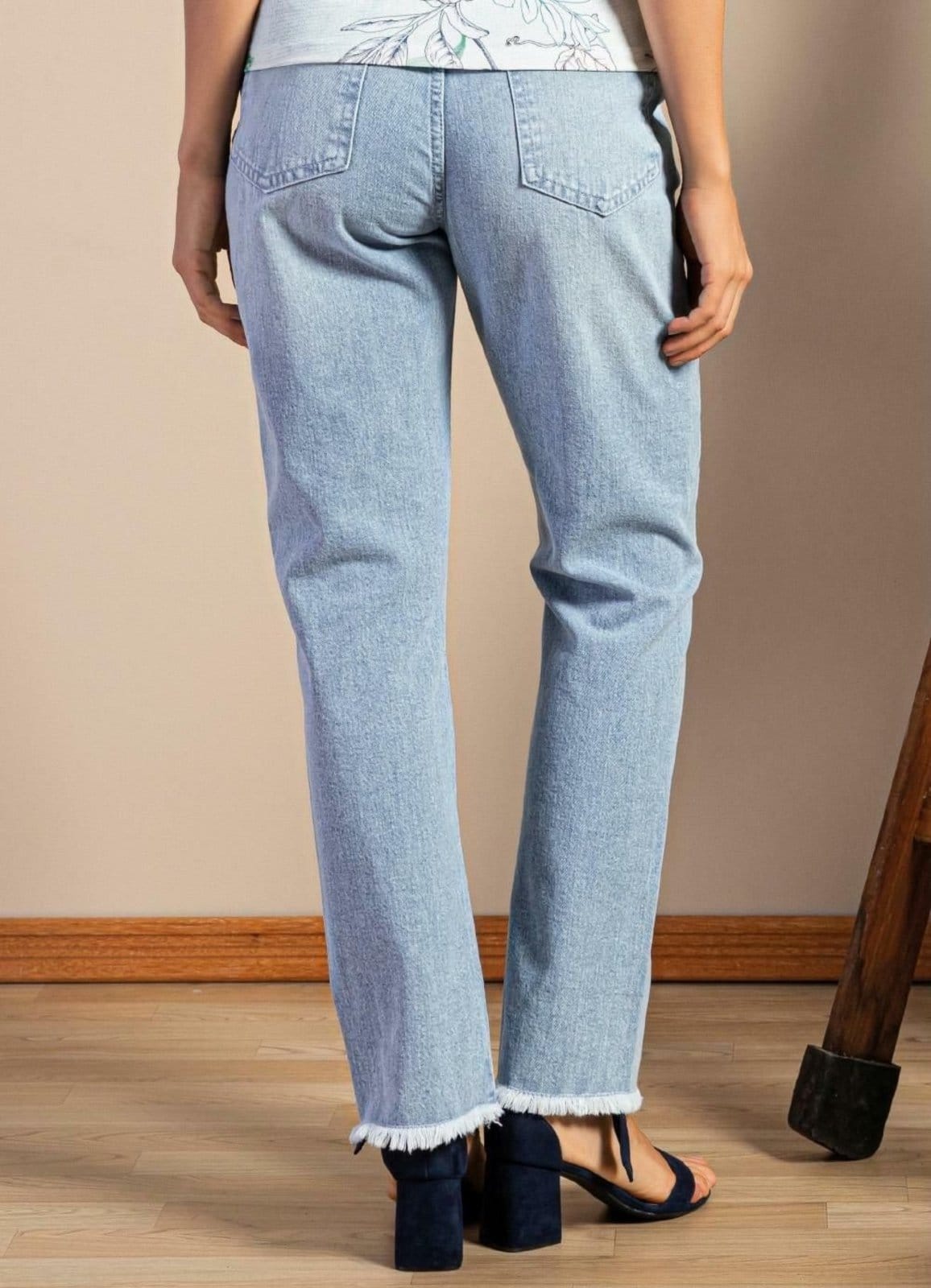 Vista 2 Calça Destroyed Abertura Na Barra Jeans Claro Colorido Quintess azul