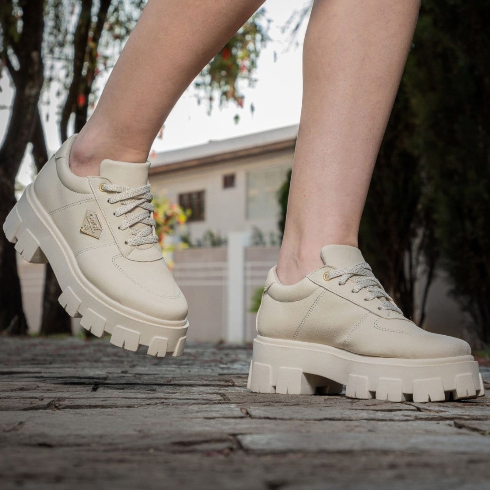 Sapato Feminino Oxford Tratorado GuGi Moderno Com Salto Grosso Quadrado Robusto Marfim