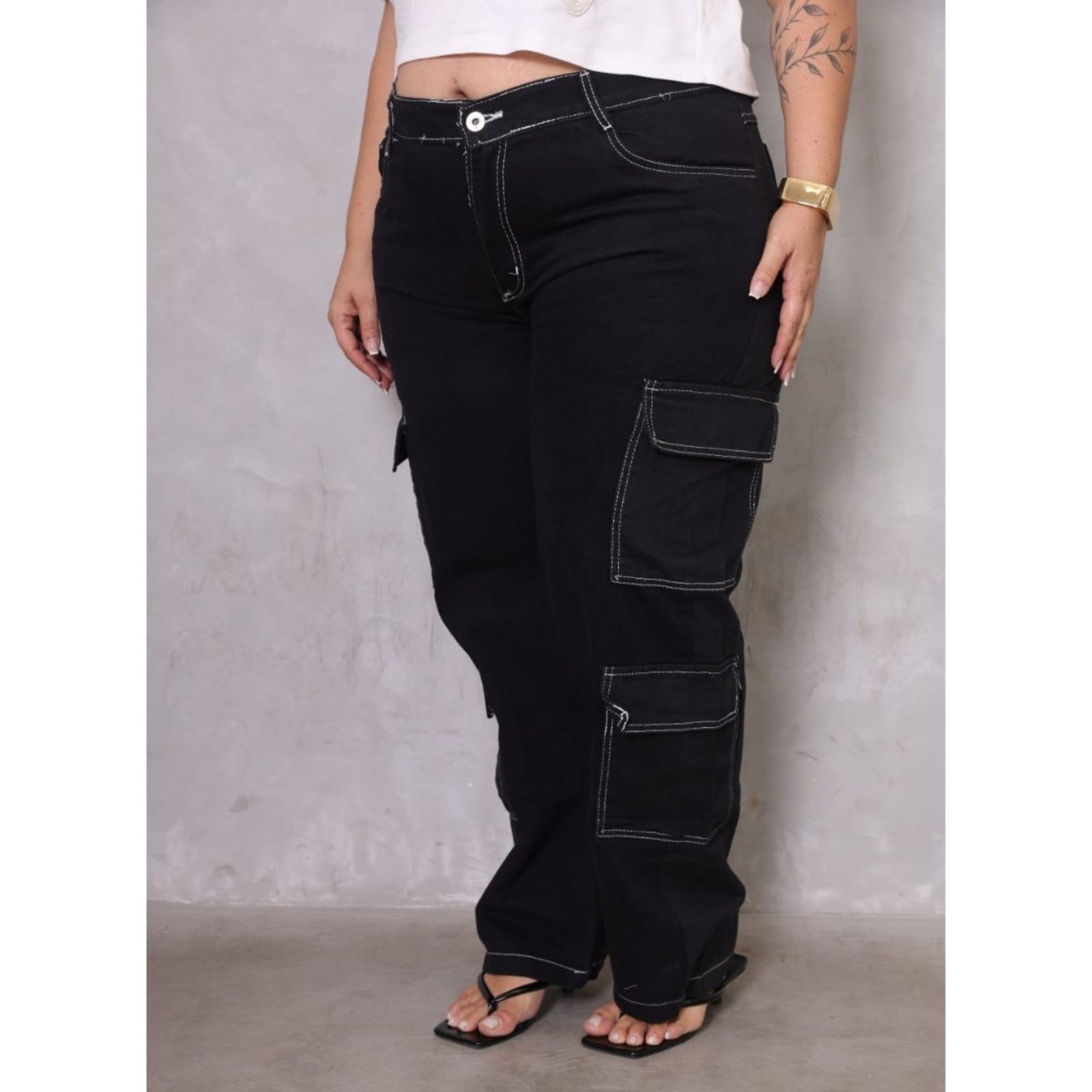 Calça Cargo Feminina Plus Size Preta Sarja com Costura Branca Alleppo Jeans 4 Bolsos Laterais