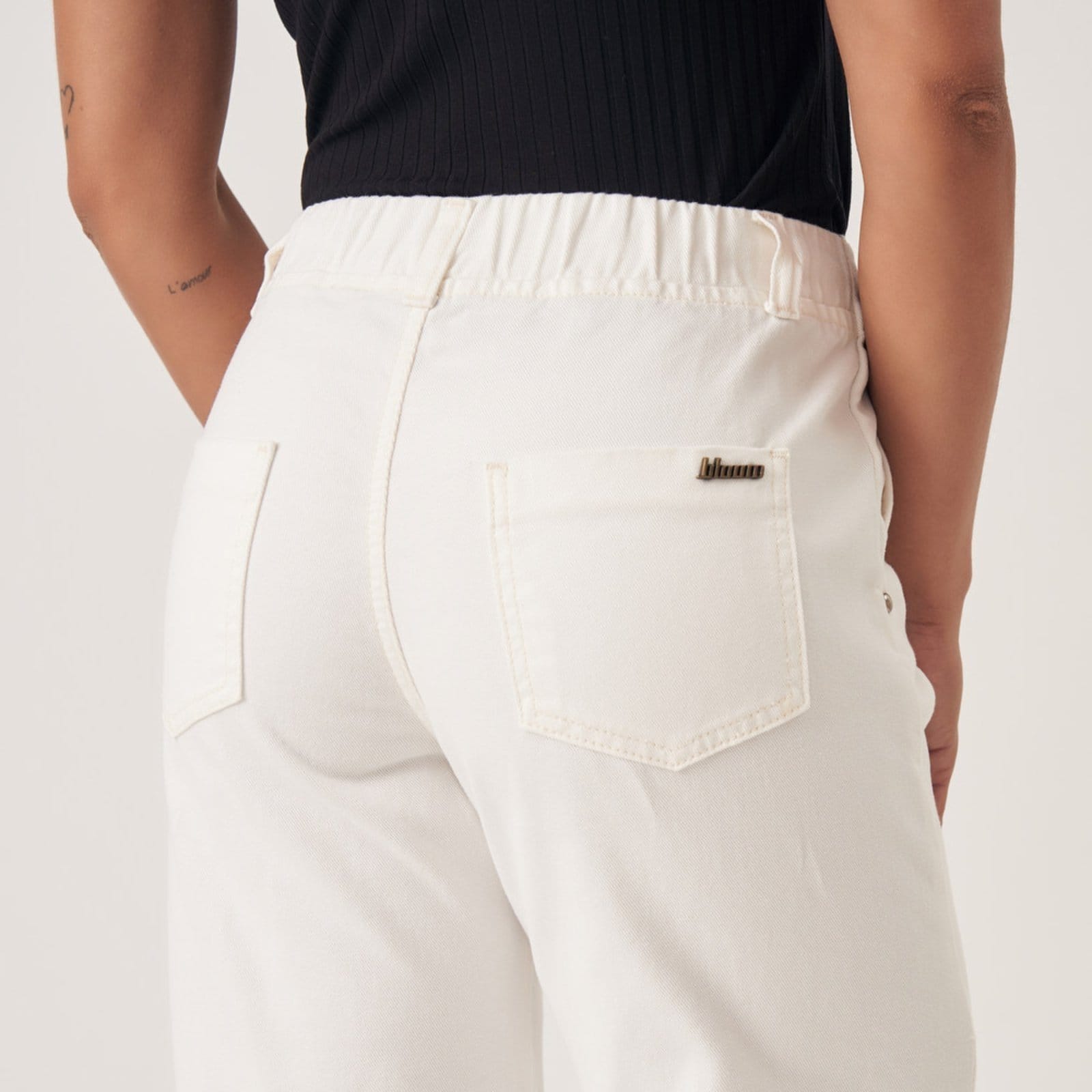 Vista 2 Calça Jeans Color Wide Leg Elástico no Cós Branco Cru Bloom nude