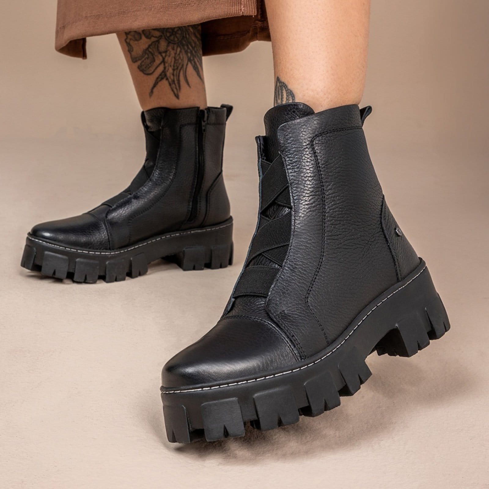 Vista 2 Bota Coturno Feminina Only Vittal Couro Sola Tratorada e Zíper USE VITTAL preto