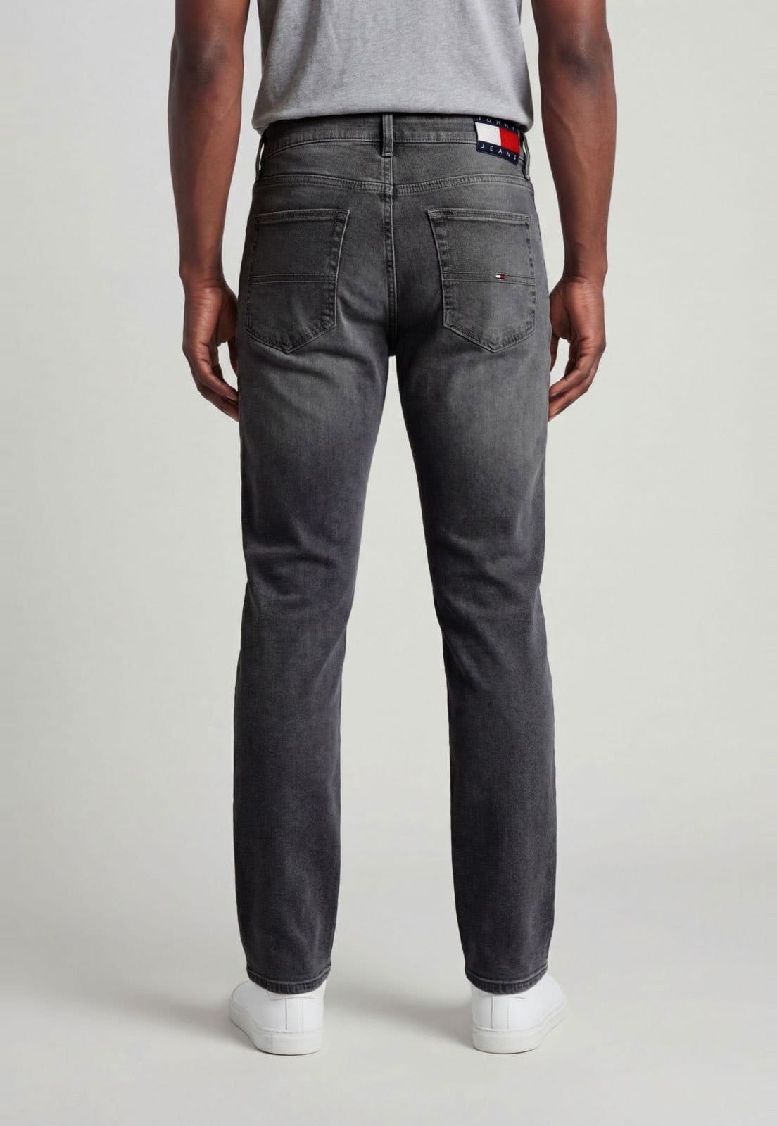 Vista 2 Calça Masculina Tommy Jeans Austin Slim Tapered Preta Tommy Jeans preto