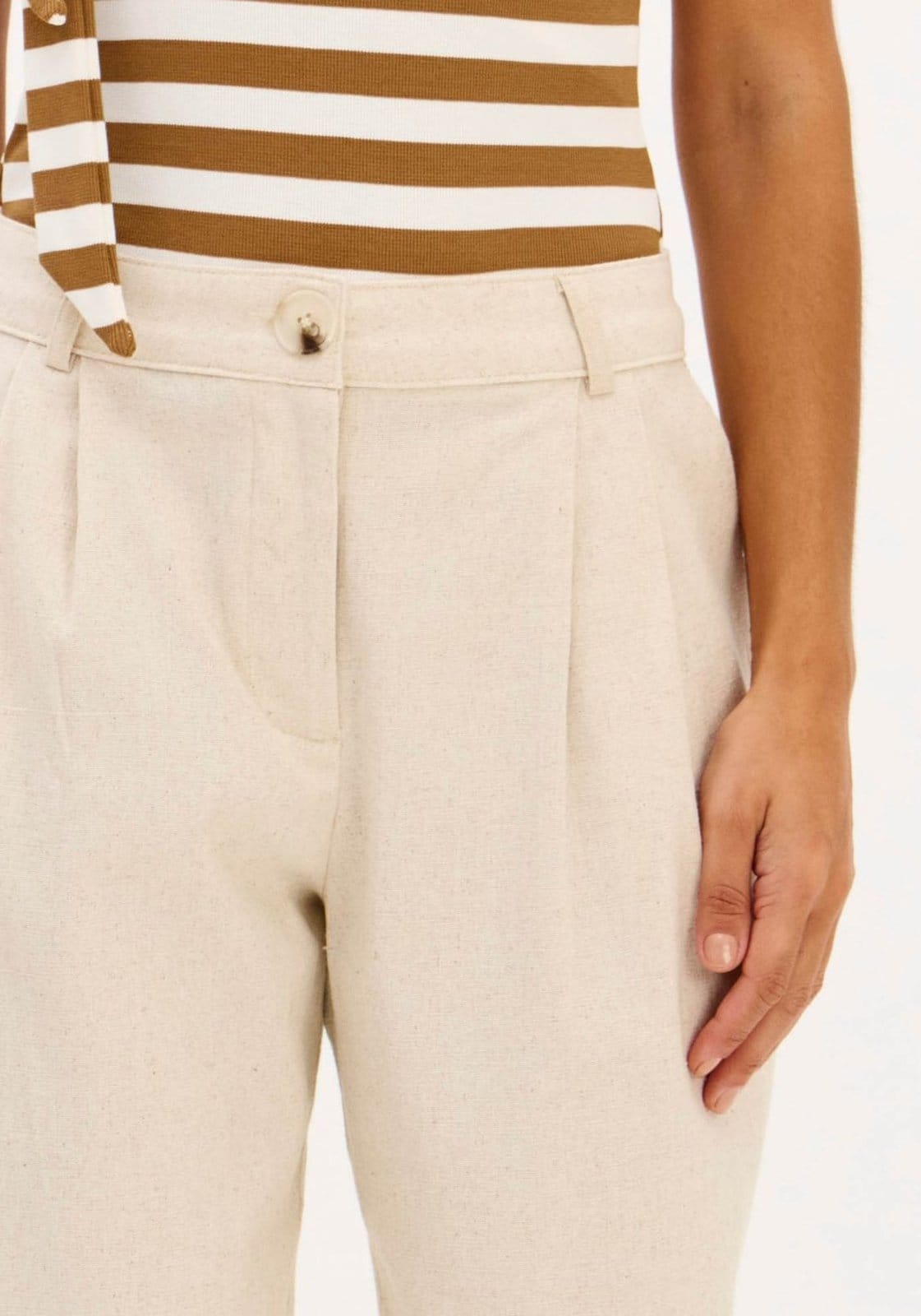 Vista 2 Calça Carrot Com Linho Cintura Média My Favorite Things bege