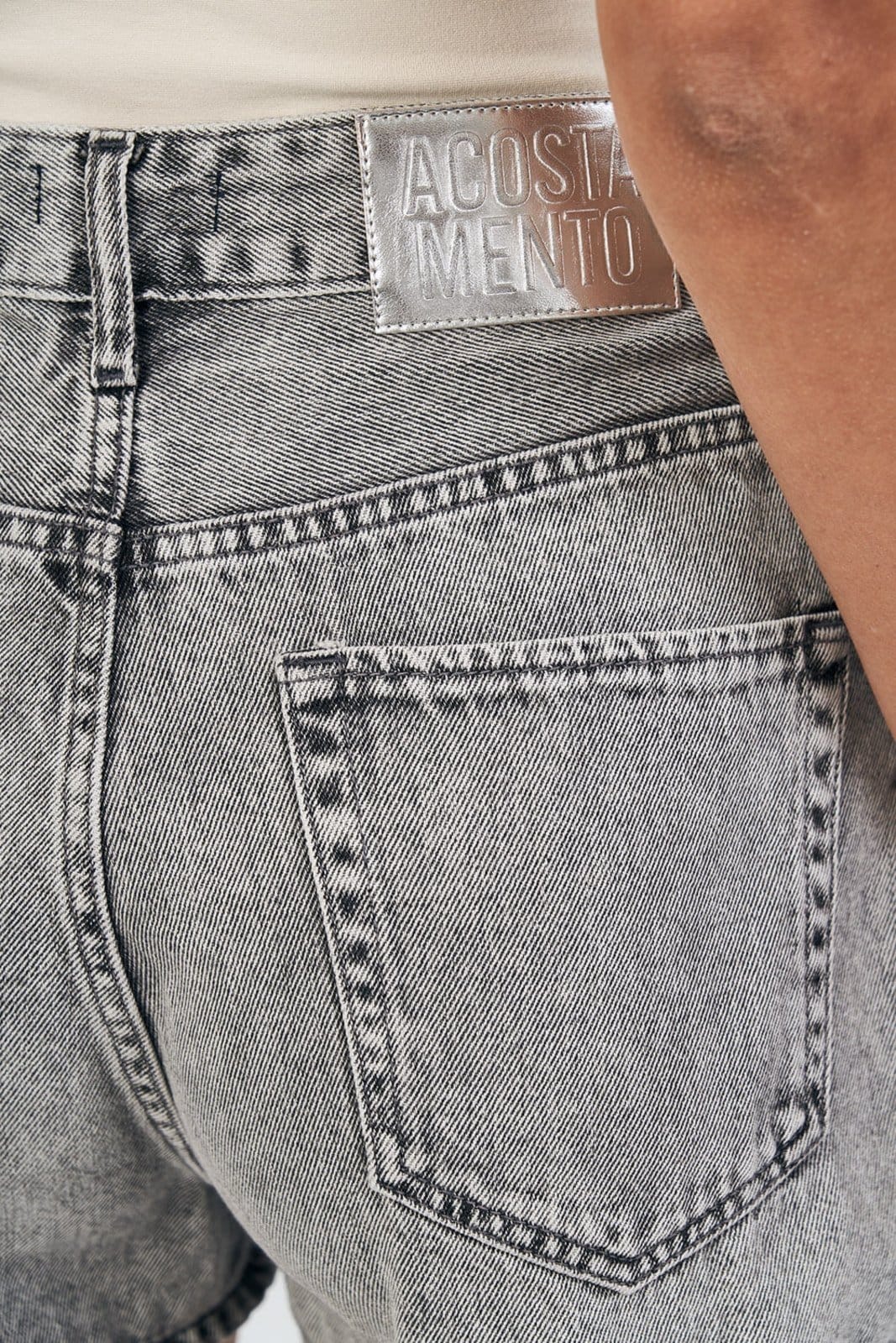 Vista 2 Short Jeans Mom Aplicações Feminino Acostamento ACT FEMININO cinza