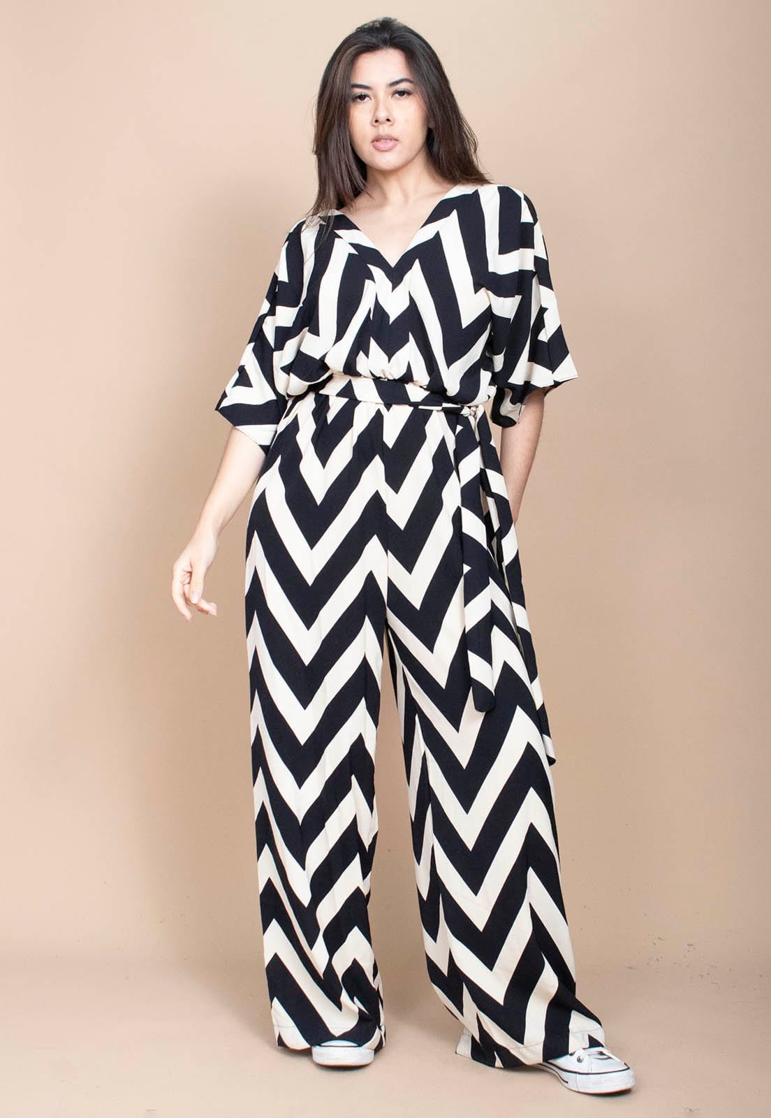 Vista principal Macacão Cabanafree Longo Estampa Linhas Urbanas Preto Cabanafree off-white