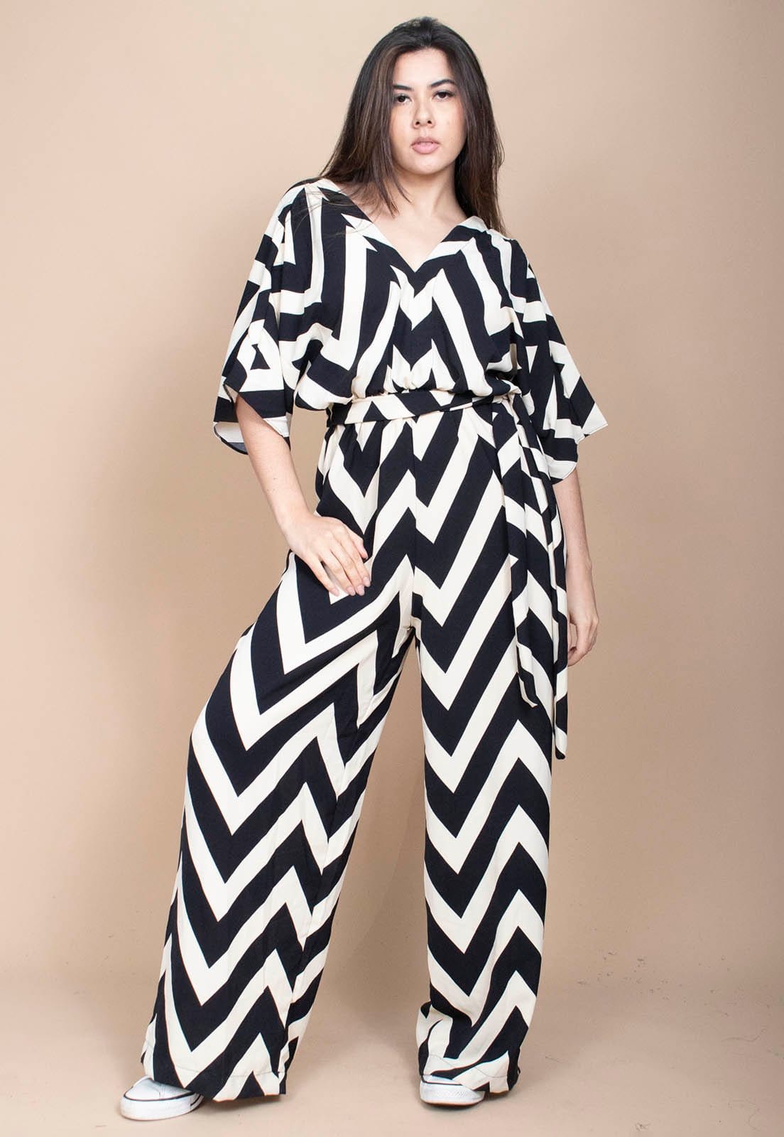 Vista 2 Macacão Cabanafree Longo Estampa Linhas Urbanas Preto Cabanafree off-white