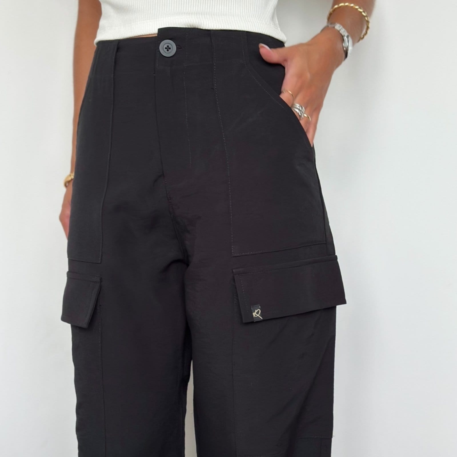 Vista 2 Calça Alfaiataria Wide Bolsos Cargo Feminina Revanche Tagaste Revanche preto