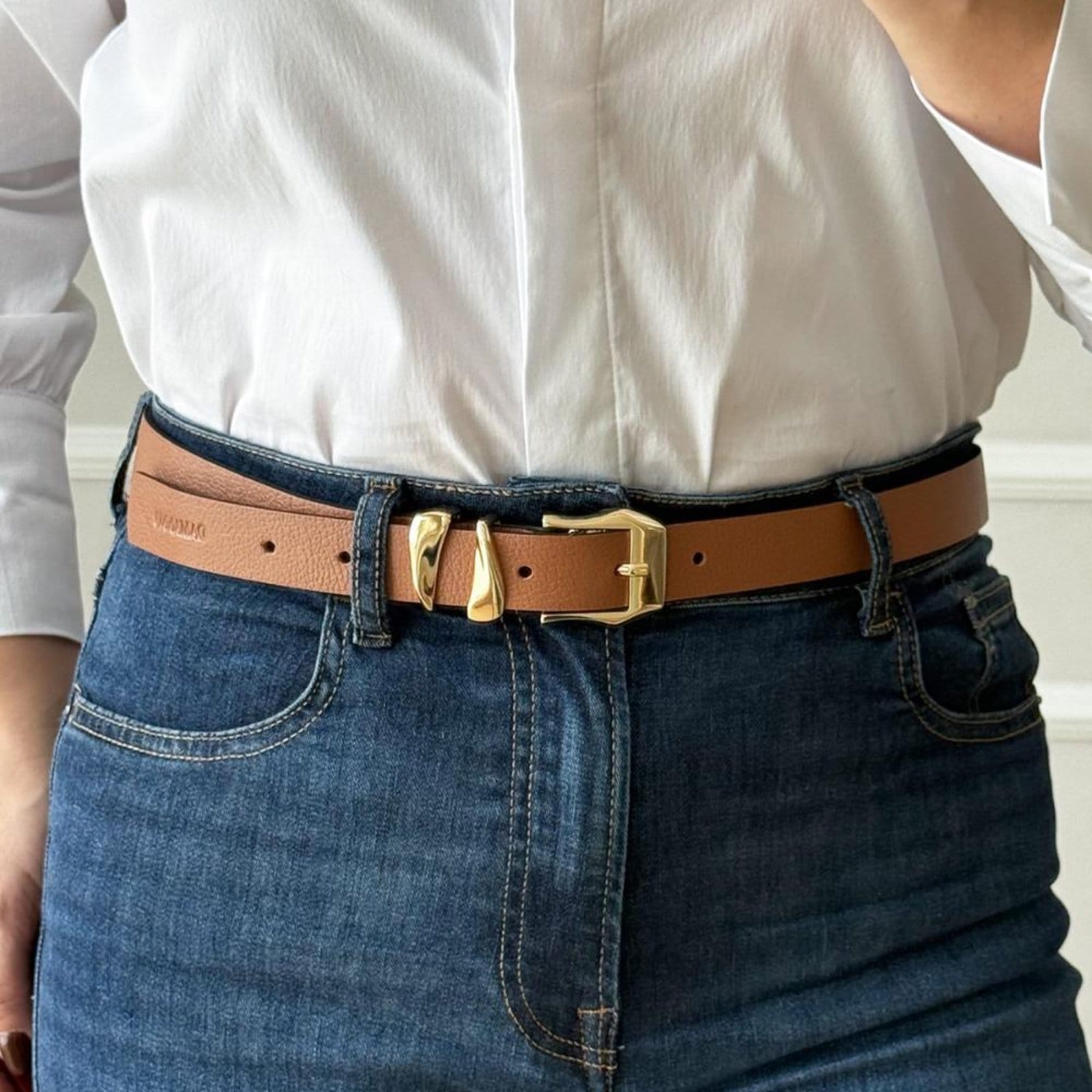 Vista 2 Jessy - Cinto Femino Couro Legítimo Fivela Dourada Damannu Shoes caramelo